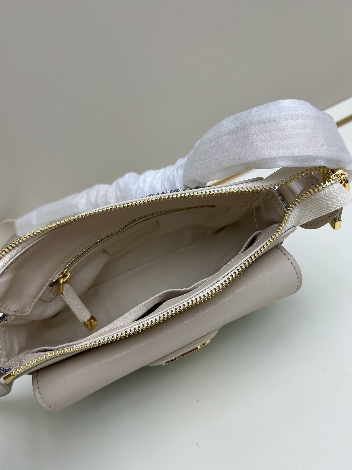 批260🔥这款30 Montaigne Poet手袋是二零二五秋季成衣系列新品,彰显简约精巧的设计。采用蓝色Oblique 印花面料精心制作,正面搭配同色调光滑牛皮革翻盖,磁性扣环点缀以装饰性金色饰面金属 扣,灵感源自Cistian 香水瓶的封口。设有拉链主隔层和正面口袋,可收纳各种随身物品。小号款式,搭配可调节的皮革肩带,可舒适肩背或斜挎。
款号:665#
尺寸:19.5 x11x6.5厘米(长x高x宽)