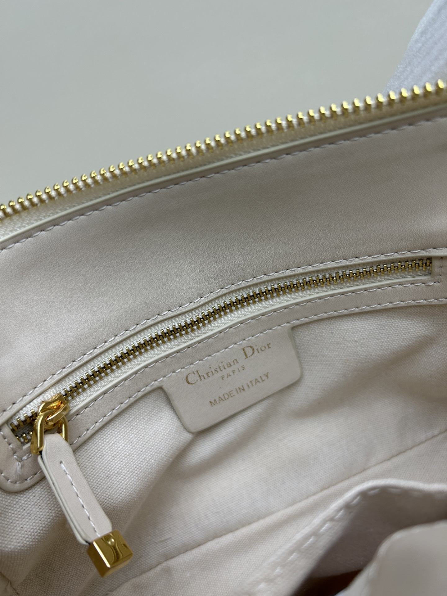 批260🔥这款30 Montaigne Poet手袋是二零二五秋季成衣系列新品,彰显简约精巧的设计。采用蓝色Oblique 印花面料精心制作,正面搭配同色调光滑牛皮革翻盖,磁性扣环点缀以装饰性金色饰面金属 扣,灵感源自Cistian 香水瓶的封口。设有拉链主隔层和正面口袋,可收纳各种随身物品。小号款式,搭配可调节的皮革肩带,可舒适肩背或斜挎。
款号:665#
尺寸:19.5 x11x6.5厘米(长x高x宽)