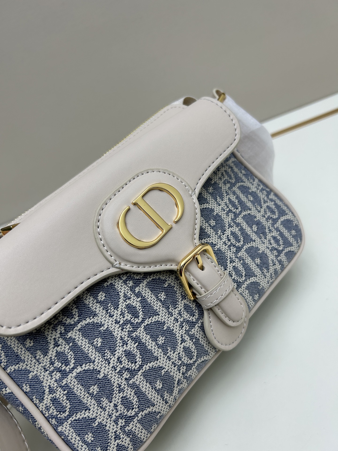 批260🔥这款30 Montaigne Poet手袋是二零二五秋季成衣系列新品,彰显简约精巧的设计。采用蓝色Oblique 印花面料精心制作,正面搭配同色调光滑牛皮革翻盖,磁性扣环点缀以装饰性金色饰面金属 扣,灵感源自Cistian 香水瓶的封口。设有拉链主隔层和正面口袋,可收纳各种随身物品。小号款式,搭配可调节的皮革肩带,可舒适肩背或斜挎。
款号:665#
尺寸:19.5 x11x6.5厘米(长x高x宽)