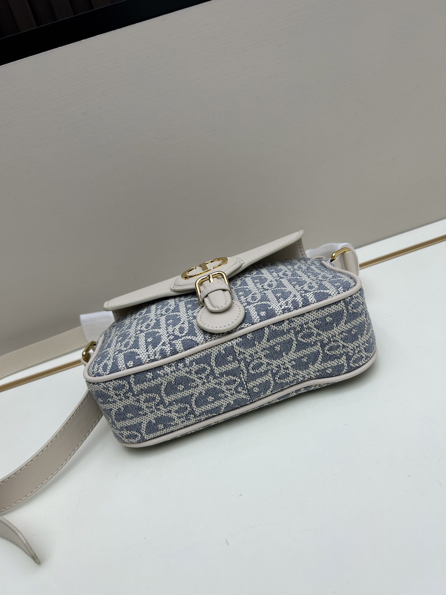 批260🔥这款30 Montaigne Poet手袋是二零二五秋季成衣系列新品,彰显简约精巧的设计。采用蓝色Oblique 印花面料精心制作,正面搭配同色调光滑牛皮革翻盖,磁性扣环点缀以装饰性金色饰面金属 扣,灵感源自Cistian 香水瓶的封口。设有拉链主隔层和正面口袋,可收纳各种随身物品。小号款式,搭配可调节的皮革肩带,可舒适肩背或斜挎。
款号:665#
尺寸:19.5 x11x6.5厘米(长x高x宽)