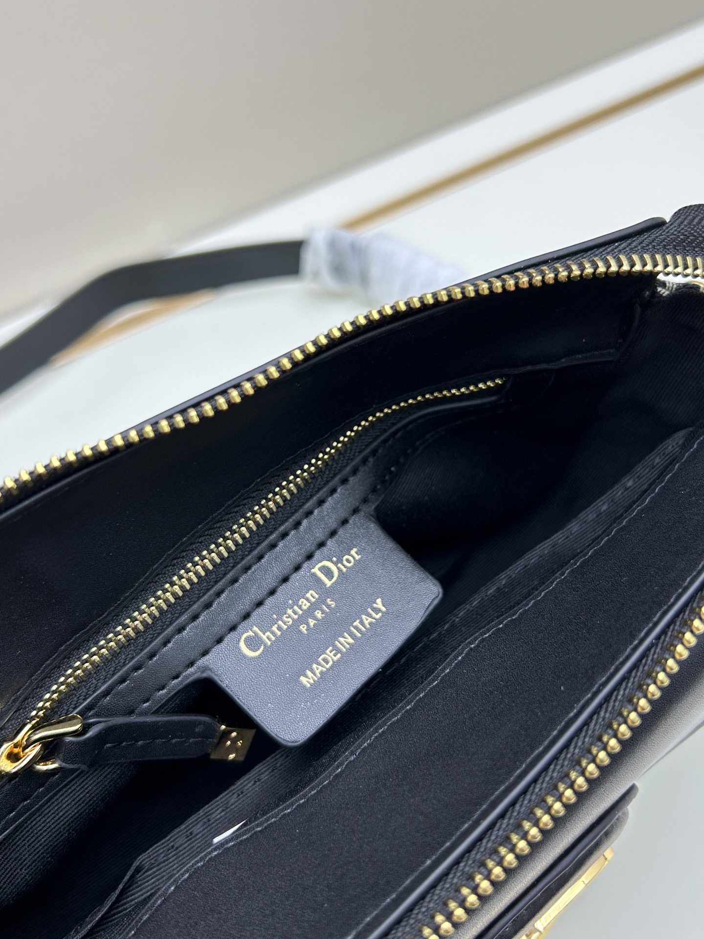 批260🔥这款30 Montaigne Poet手袋是二零二五秋季成衣系列新品,彰显简约精巧的设计。采用蓝色Oblique 印花面料精心制作,正面搭配同色调光滑牛皮革翻盖,磁性扣环点缀以装饰性金色饰面金属 扣,灵感源自Cistian 香水瓶的封口。设有拉链主隔层和正面口袋,可收纳各种随身物品。小号款式,搭配可调节的皮革肩带,可舒适肩背或斜挎。
款号:665#
尺寸:19.5 x11x6.5厘米(长x高x宽)