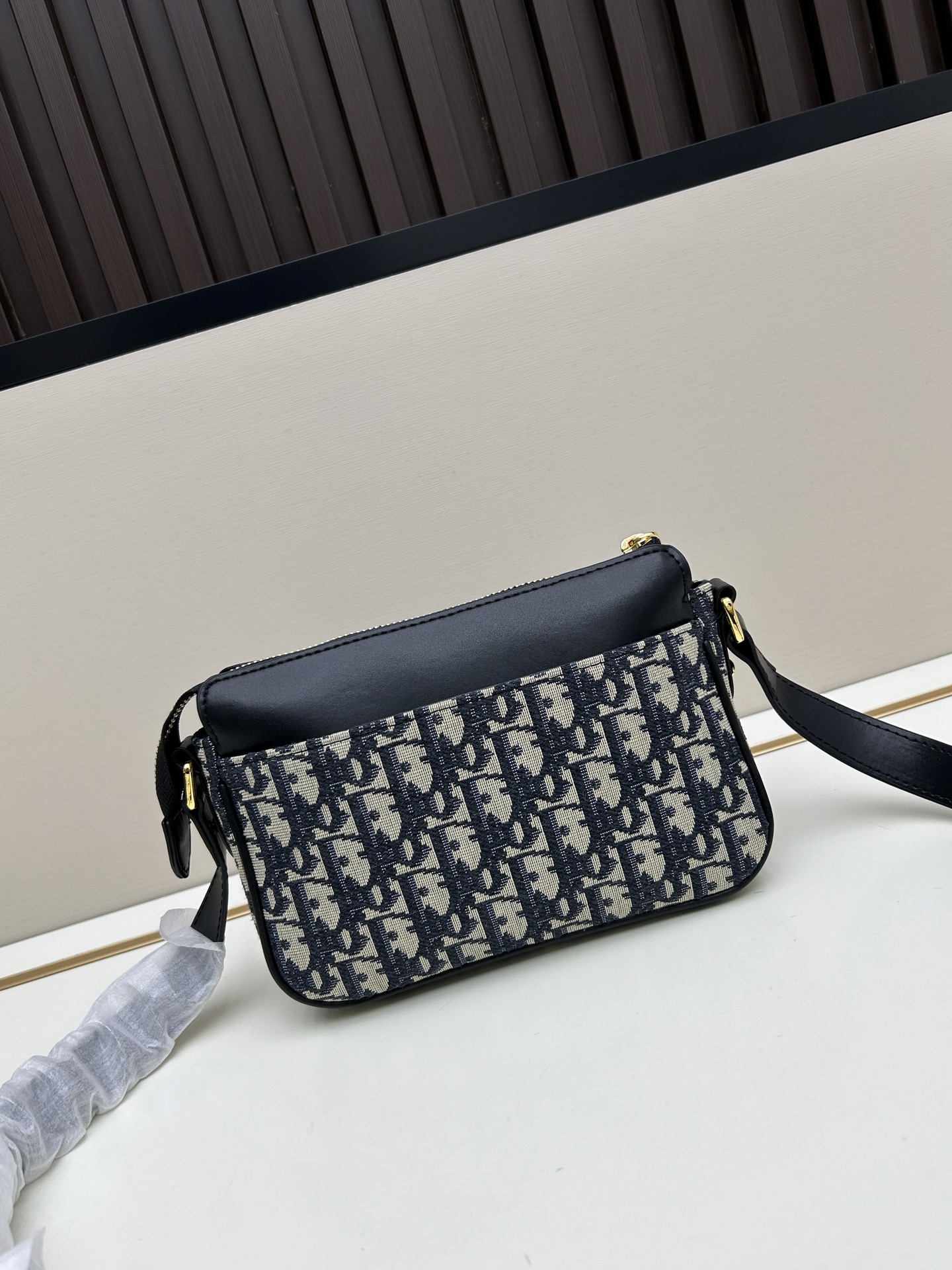 批260🔥这款30 Montaigne Poet手袋是二零二五秋季成衣系列新品,彰显简约精巧的设计。采用蓝色Oblique 印花面料精心制作,正面搭配同色调光滑牛皮革翻盖,磁性扣环点缀以装饰性金色饰面金属 扣,灵感源自Cistian 香水瓶的封口。设有拉链主隔层和正面口袋,可收纳各种随身物品。小号款式,搭配可调节的皮革肩带,可舒适肩背或斜挎。
款号:665#
尺寸:19.5 x11x6.5厘米(长x高x宽)