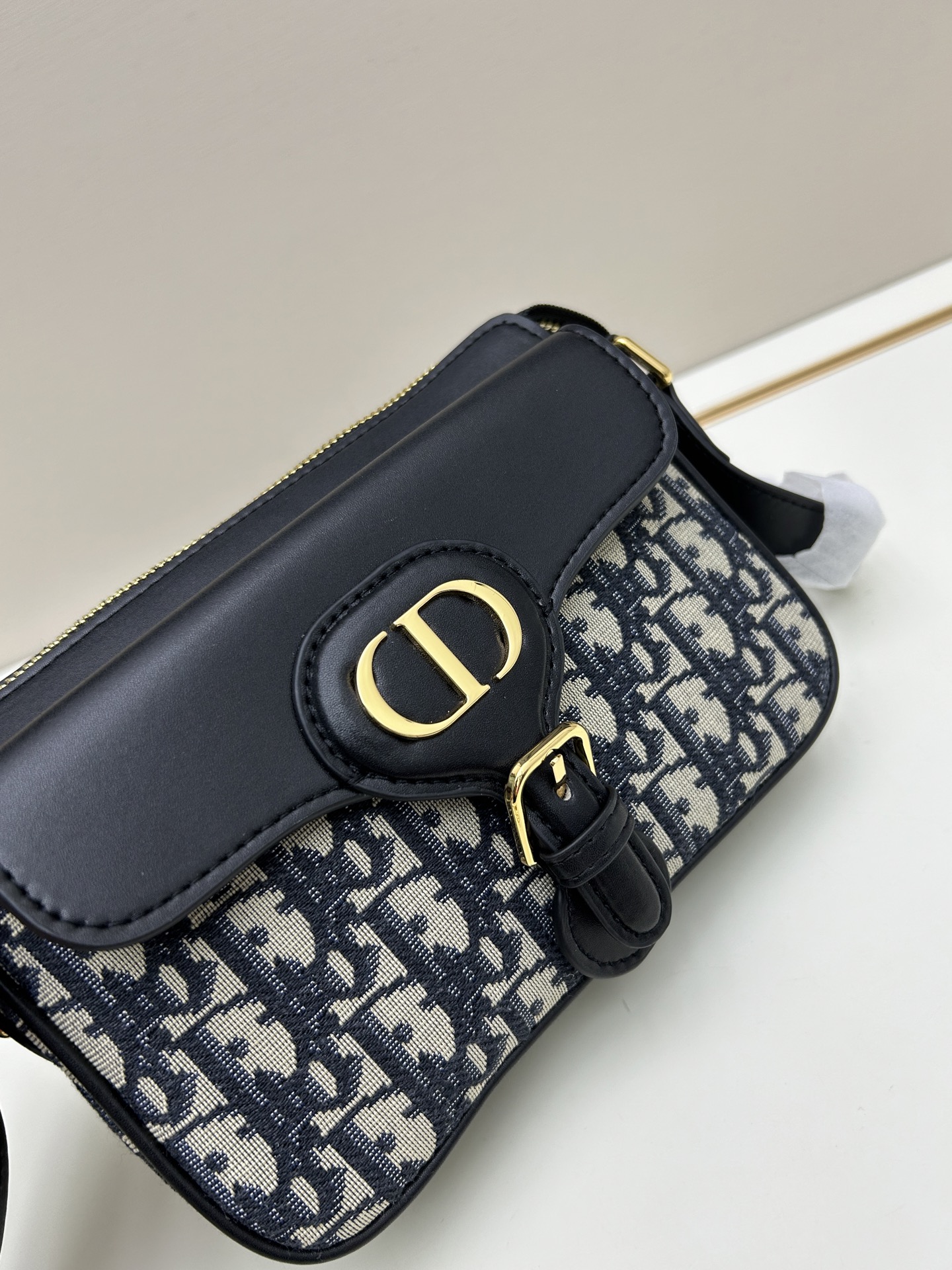 批260🔥这款30 Montaigne Poet手袋是二零二五秋季成衣系列新品,彰显简约精巧的设计。采用蓝色Oblique 印花面料精心制作,正面搭配同色调光滑牛皮革翻盖,磁性扣环点缀以装饰性金色饰面金属 扣,灵感源自Cistian 香水瓶的封口。设有拉链主隔层和正面口袋,可收纳各种随身物品。小号款式,搭配可调节的皮革肩带,可舒适肩背或斜挎。
款号:665#
尺寸:19.5 x11x6.5厘米(长x高x宽)