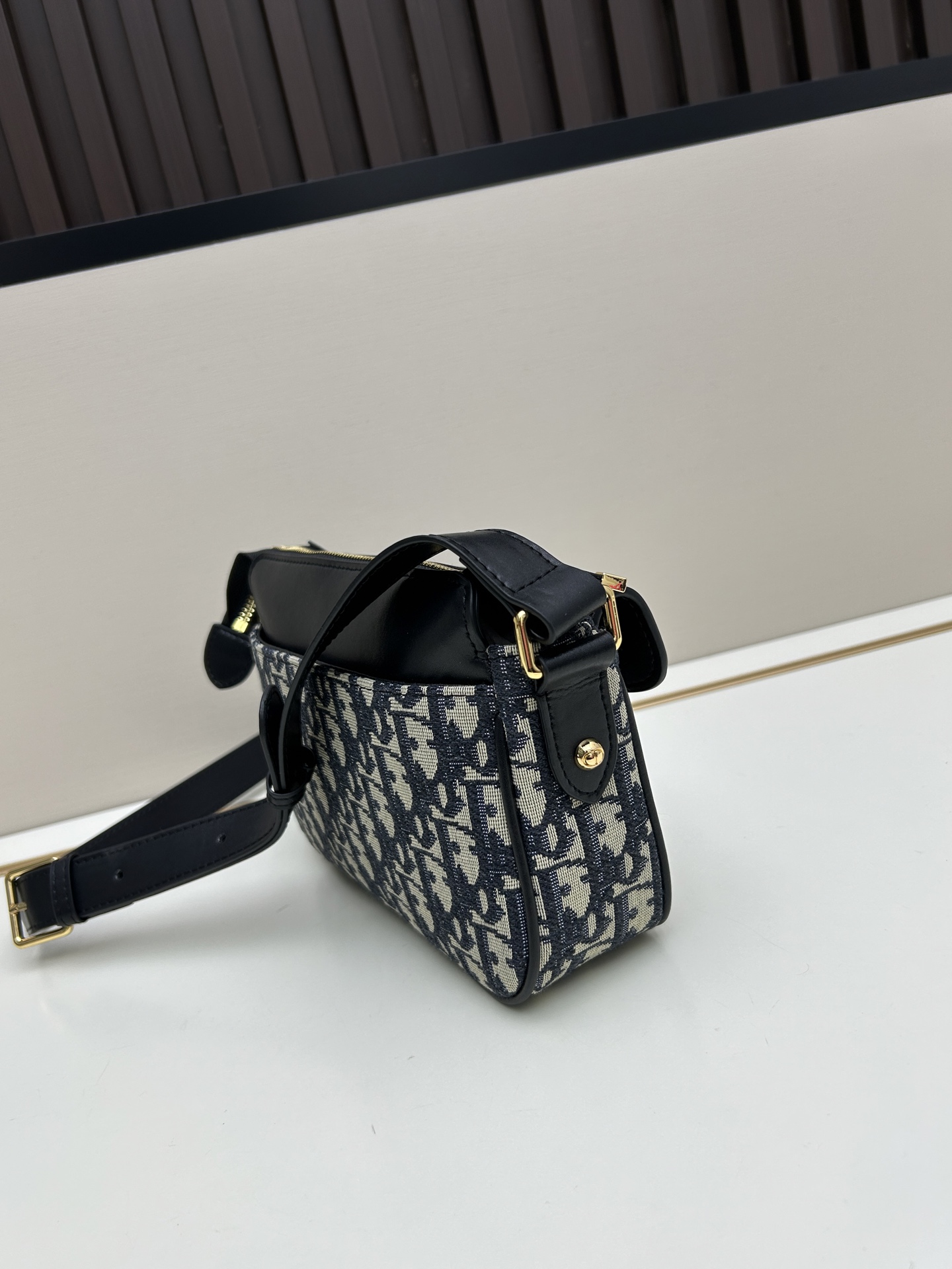 批260🔥这款30 Montaigne Poet手袋是二零二五秋季成衣系列新品,彰显简约精巧的设计。采用蓝色Oblique 印花面料精心制作,正面搭配同色调光滑牛皮革翻盖,磁性扣环点缀以装饰性金色饰面金属 扣,灵感源自Cistian 香水瓶的封口。设有拉链主隔层和正面口袋,可收纳各种随身物品。小号款式,搭配可调节的皮革肩带,可舒适肩背或斜挎。
款号:665#
尺寸:19.5 x11x6.5厘米(长x高x宽)