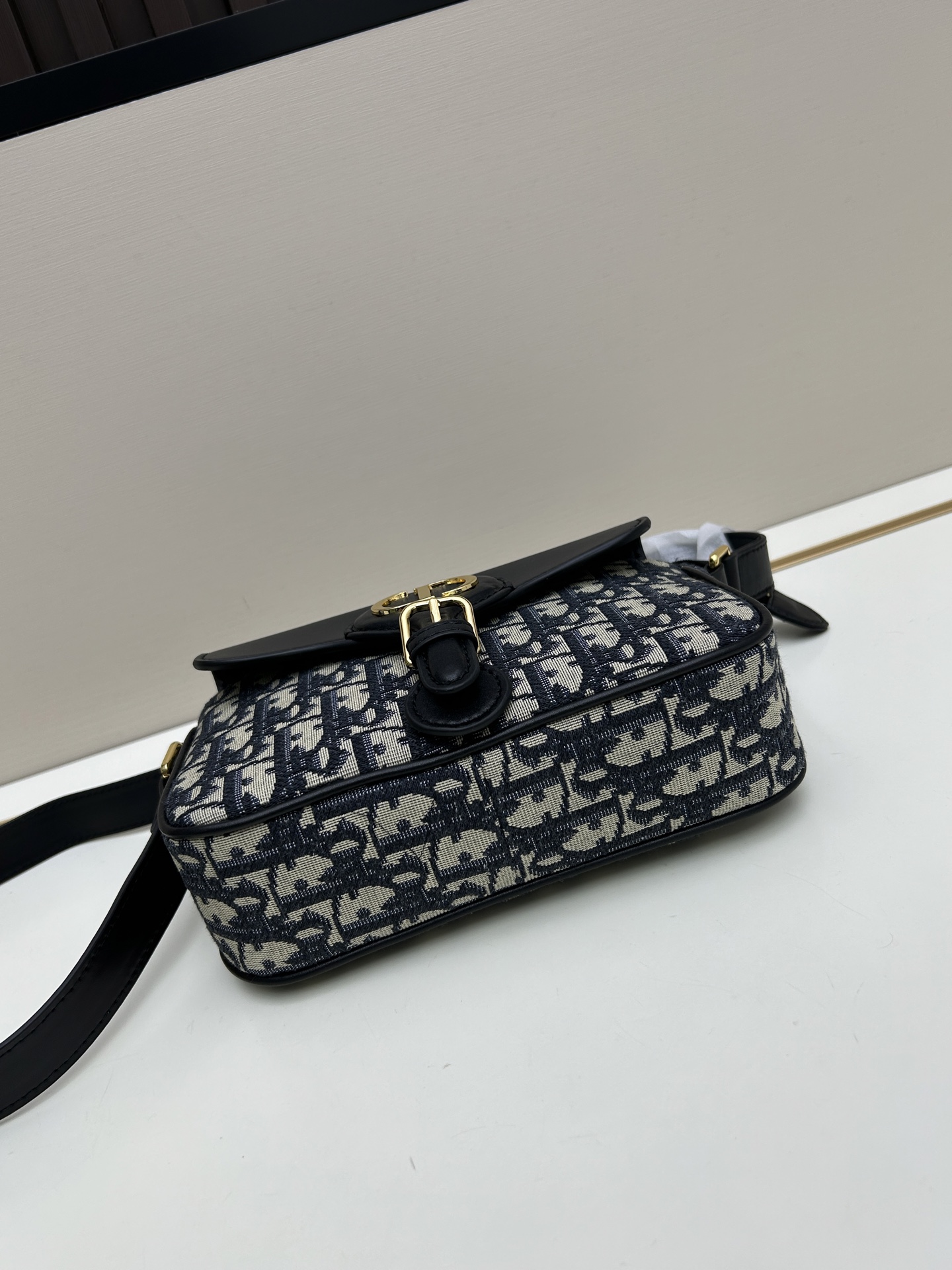 批260🔥这款30 Montaigne Poet手袋是二零二五秋季成衣系列新品,彰显简约精巧的设计。采用蓝色Oblique 印花面料精心制作,正面搭配同色调光滑牛皮革翻盖,磁性扣环点缀以装饰性金色饰面金属 扣,灵感源自Cistian 香水瓶的封口。设有拉链主隔层和正面口袋,可收纳各种随身物品。小号款式,搭配可调节的皮革肩带,可舒适肩背或斜挎。
款号:665#
尺寸:19.5 x11x6.5厘米(长x高x宽)