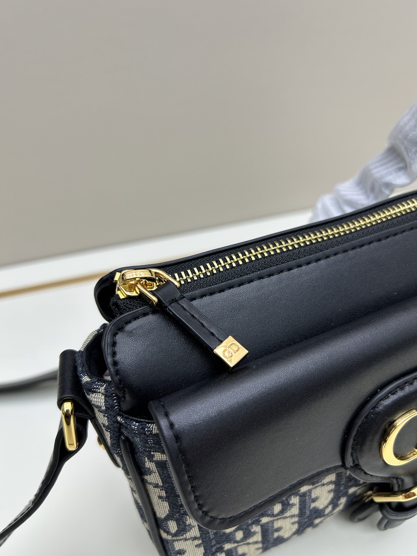 批260🔥这款30 Montaigne Poet手袋是二零二五秋季成衣系列新品,彰显简约精巧的设计。采用蓝色Oblique 印花面料精心制作,正面搭配同色调光滑牛皮革翻盖,磁性扣环点缀以装饰性金色饰面金属 扣,灵感源自Cistian 香水瓶的封口。设有拉链主隔层和正面口袋,可收纳各种随身物品。小号款式,搭配可调节的皮革肩带,可舒适肩背或斜挎。
款号:665#
尺寸:19.5 x11x6.5厘米(长x高x宽)