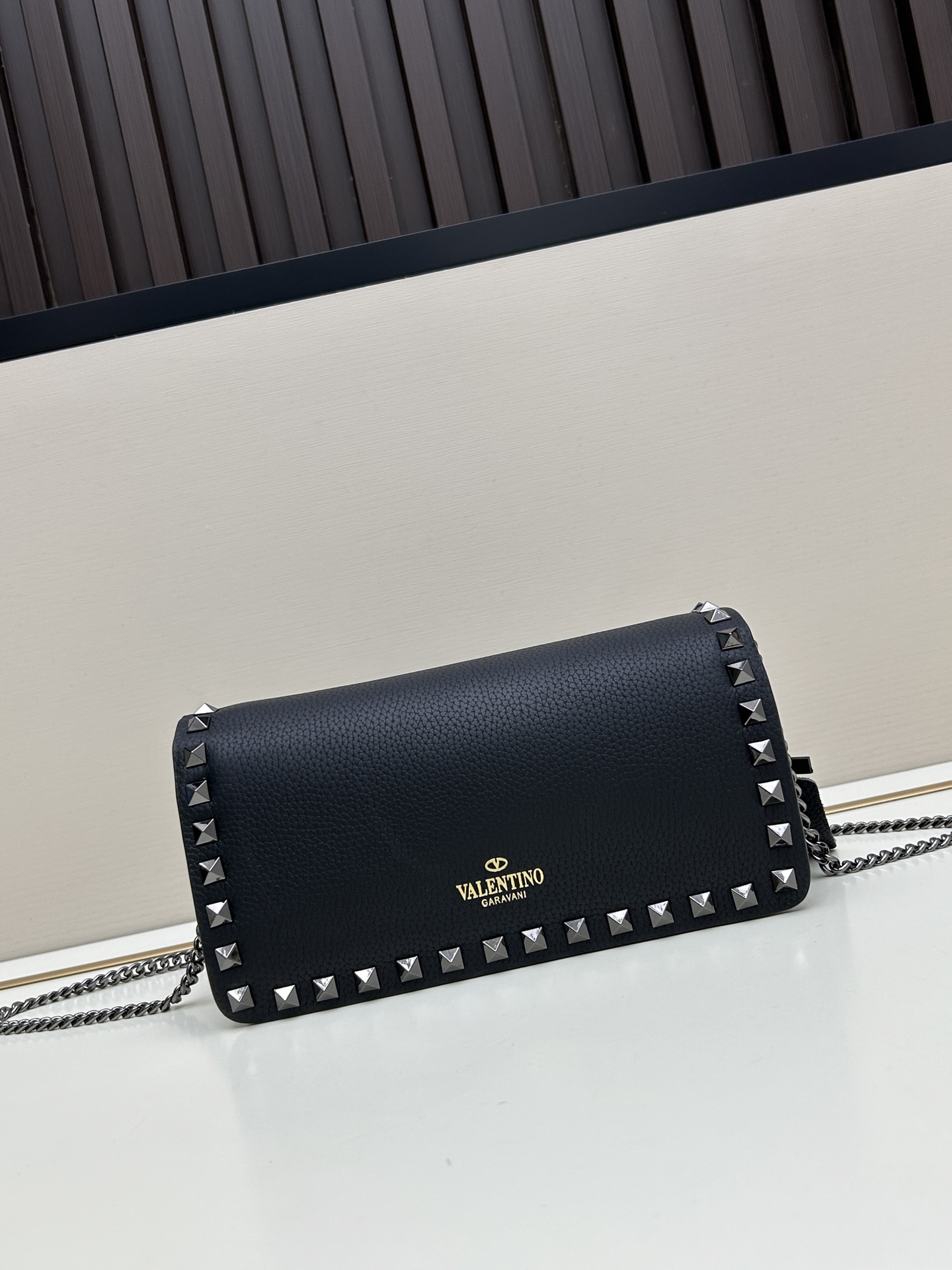 新品Valent**o Garavani VRING搭链手提设计：荔纹小牛皮精制而成，醒目经典铆钉，可手