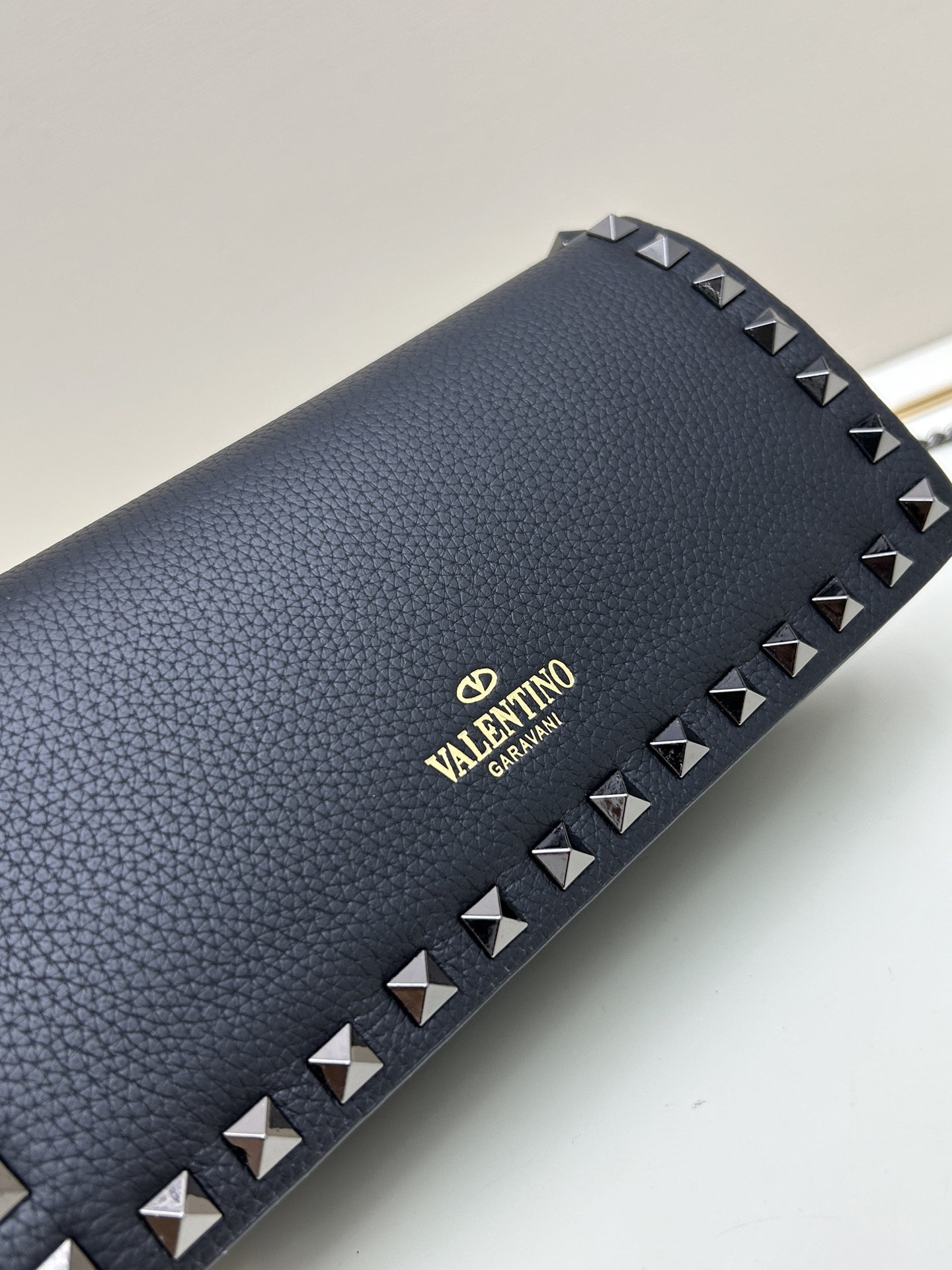 新品Valent**o Garavani VRING搭链手提设计：荔纹小牛皮精制而成，醒目经典铆钉，可手