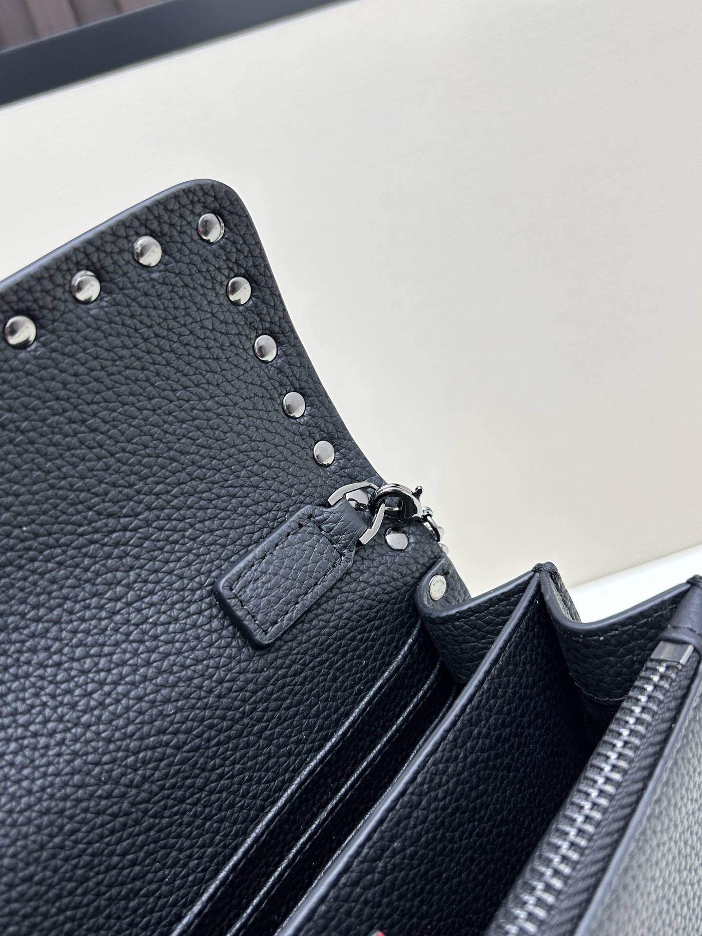 新品Valent**o Garavani VRING搭链手提设计：荔纹小牛皮精制而成，醒目经典铆钉，可手