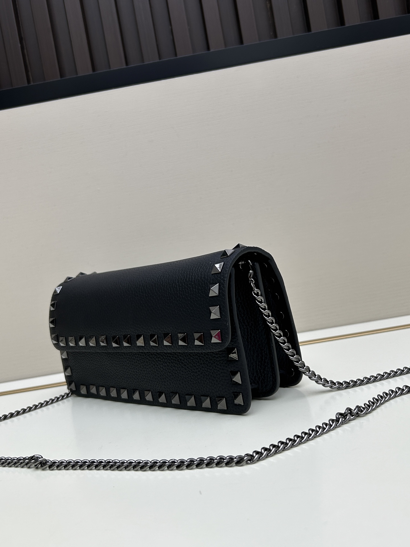 新品Valent**o Garavani VRING搭链手提设计：荔纹小牛皮精制而成，醒目经典铆钉，可手