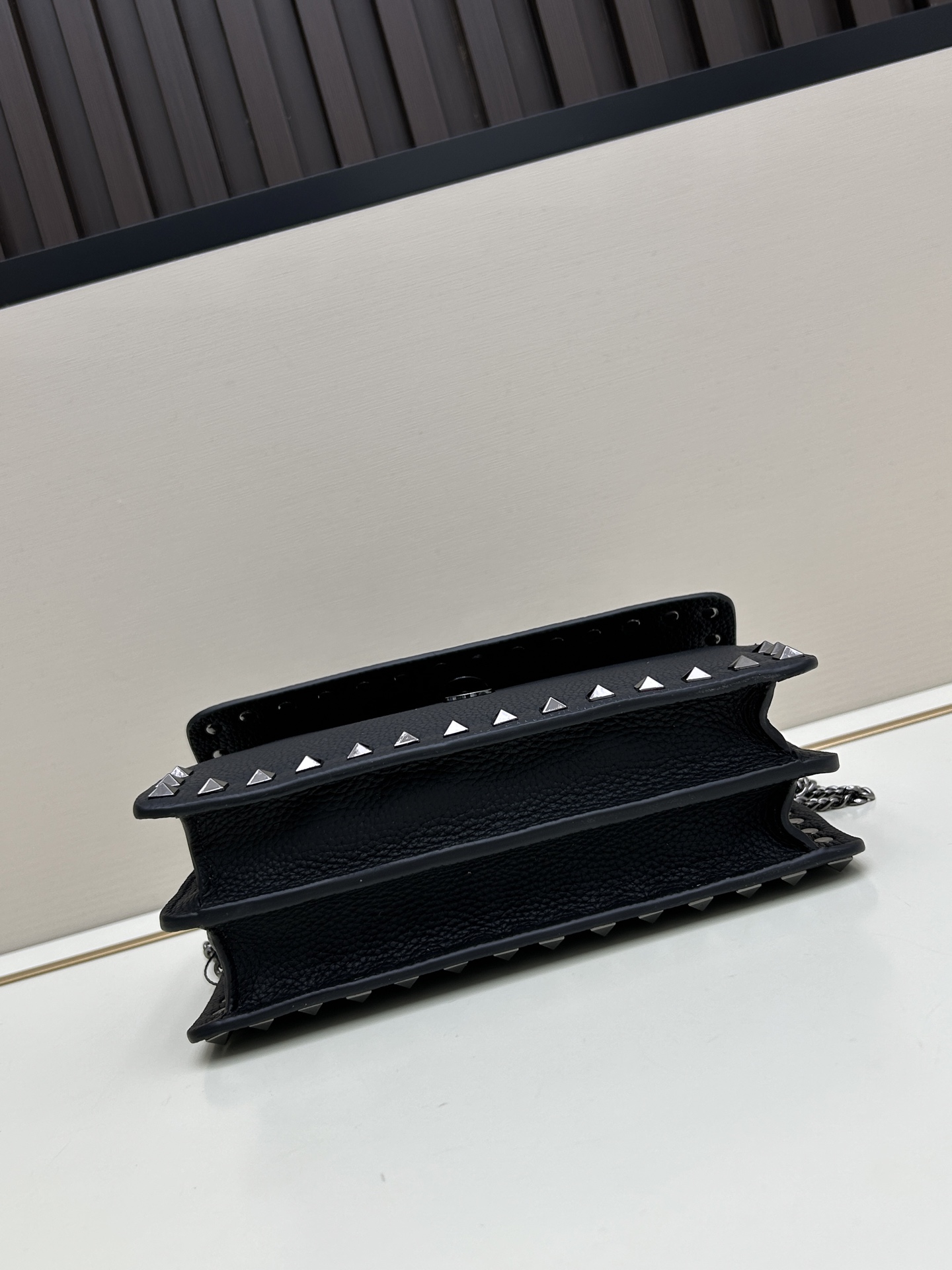 新品Valent**o Garavani VRING搭链手提设计：荔纹小牛皮精制而成，醒目经典铆钉，可手