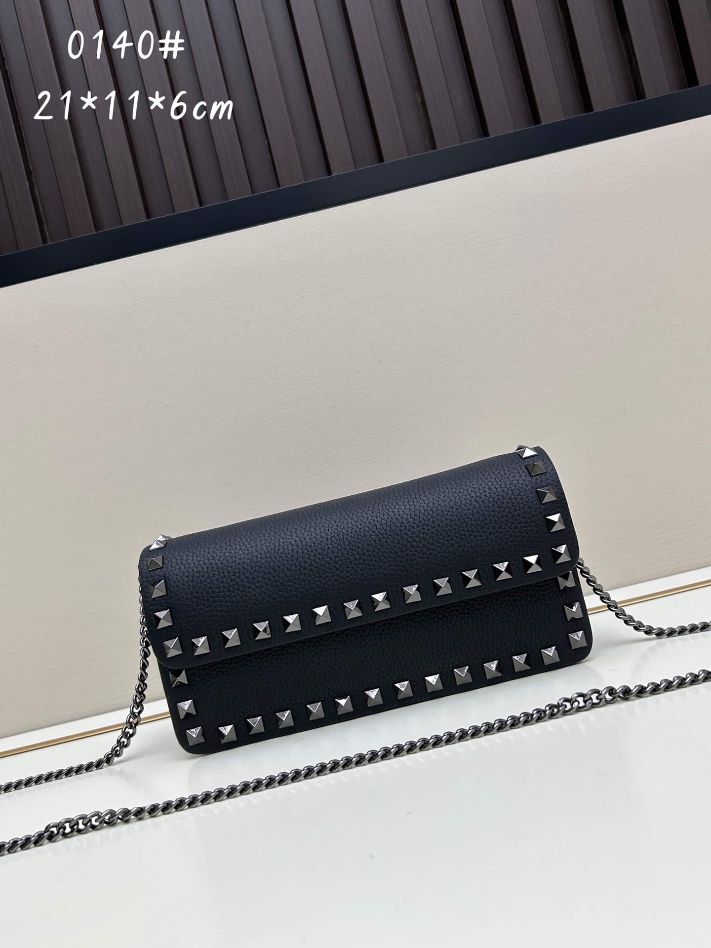 新品Valent**o Garavani VRING搭链手提设计：荔纹小牛皮精制而成，醒目经典铆钉，可手