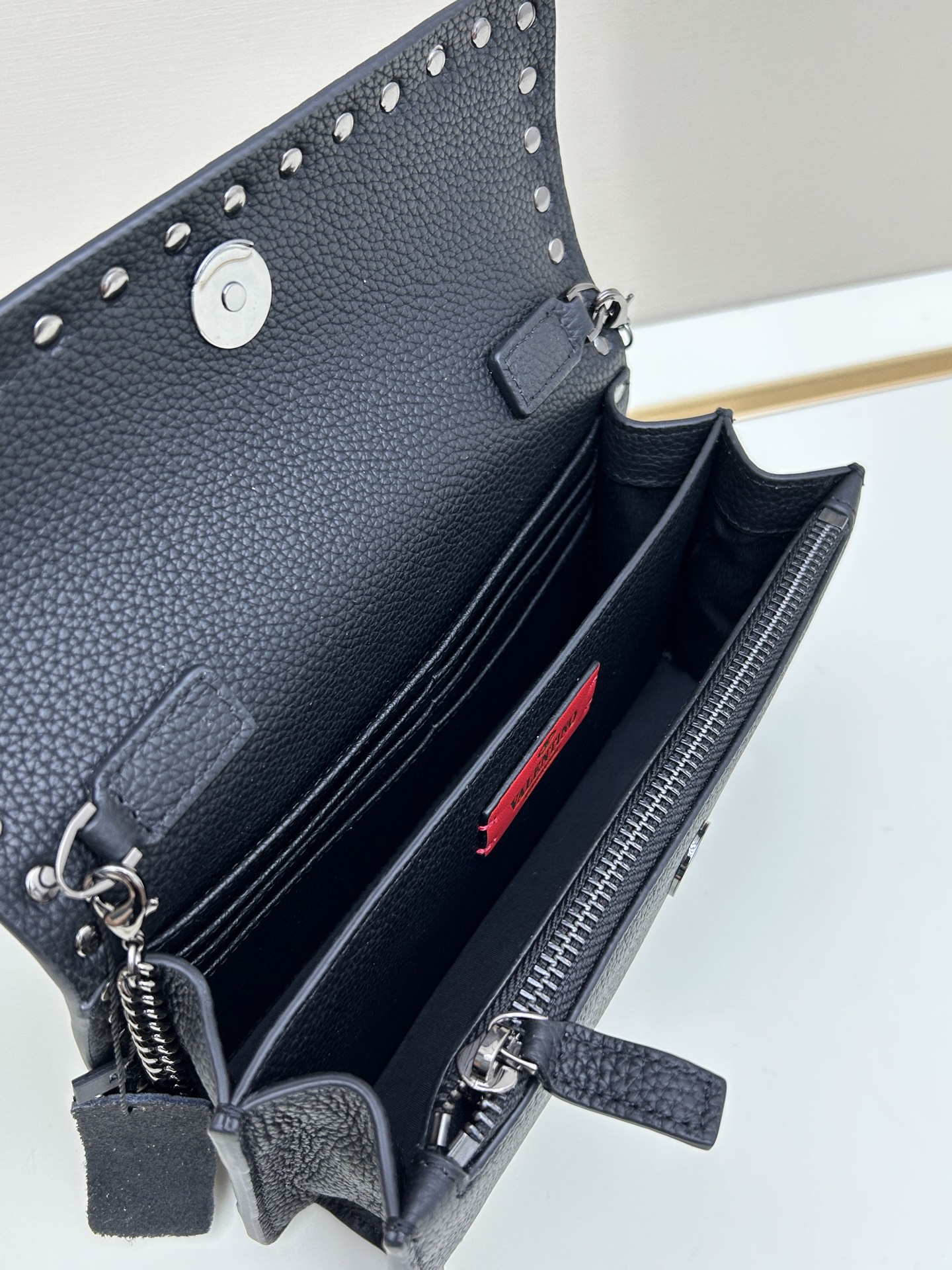 新品Valent**o Garavani VRING搭链手提设计：荔纹小牛皮精制而成，醒目经典铆钉，可手