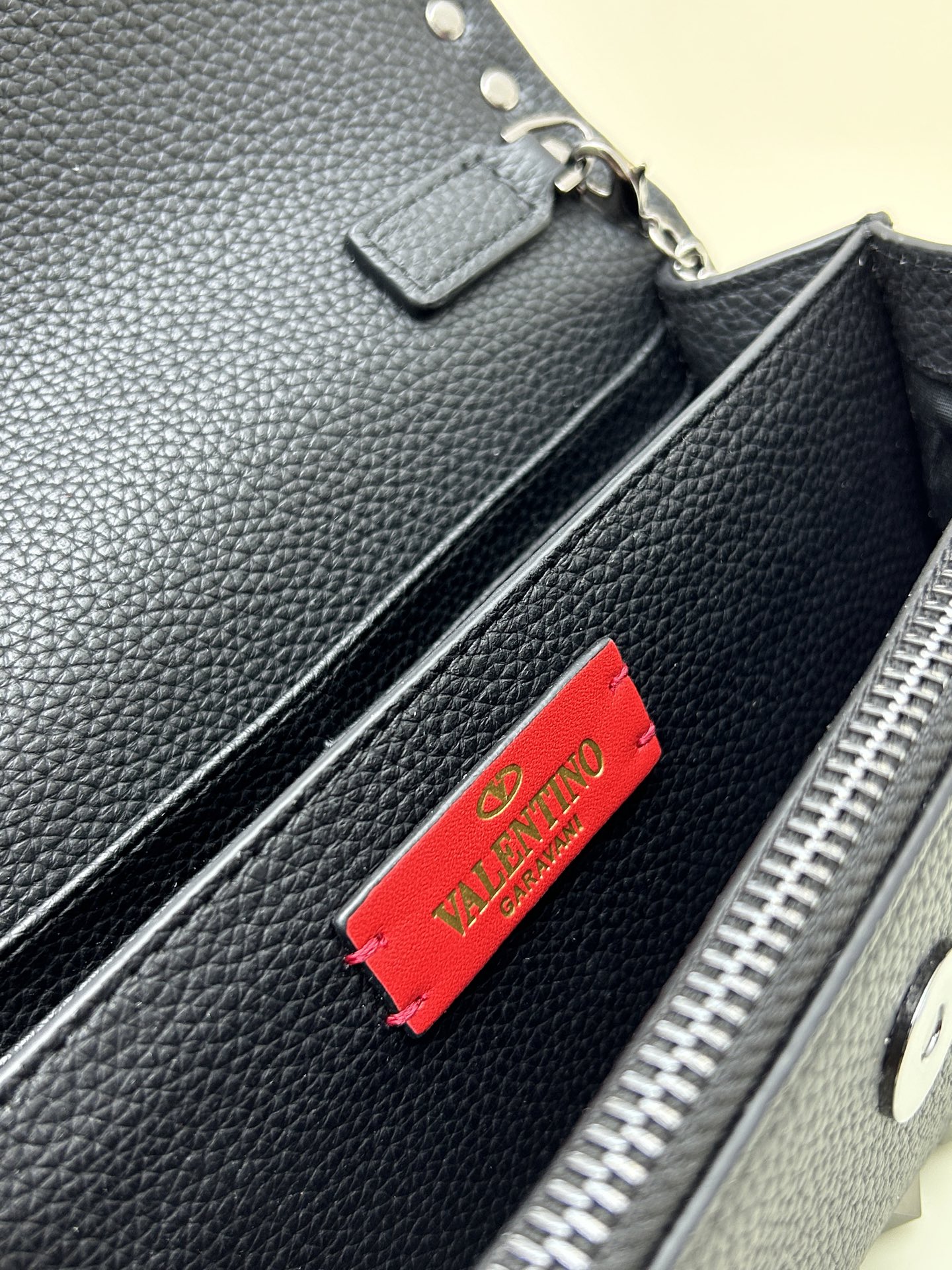 新品Valent**o Garavani VRING搭链手提设计：荔纹小牛皮精制而成，醒目经典铆钉，可手