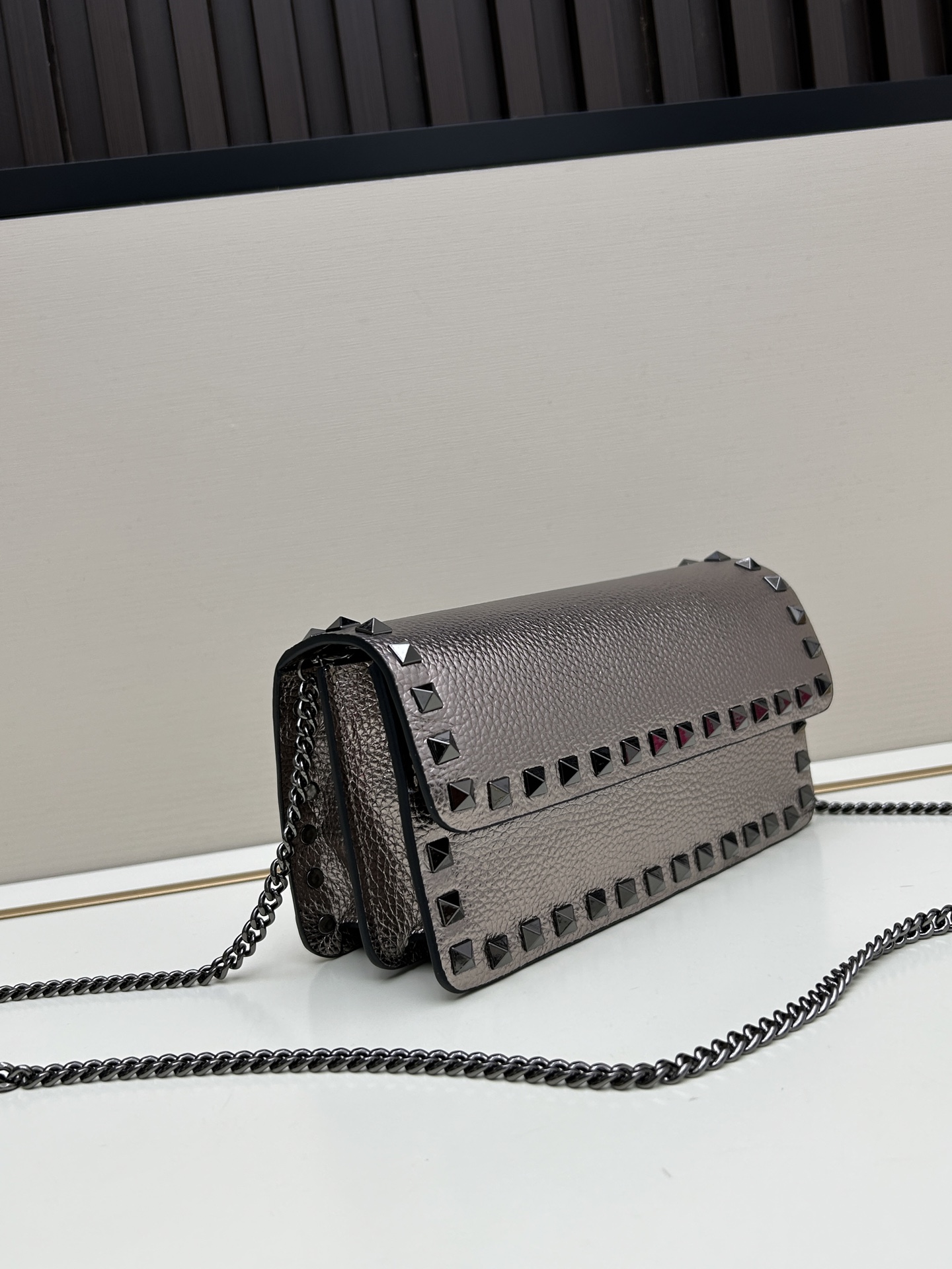 新品Valent**o Garavani VRING搭链手提设计：荔纹小牛皮精制而成，醒目经典铆钉，可手