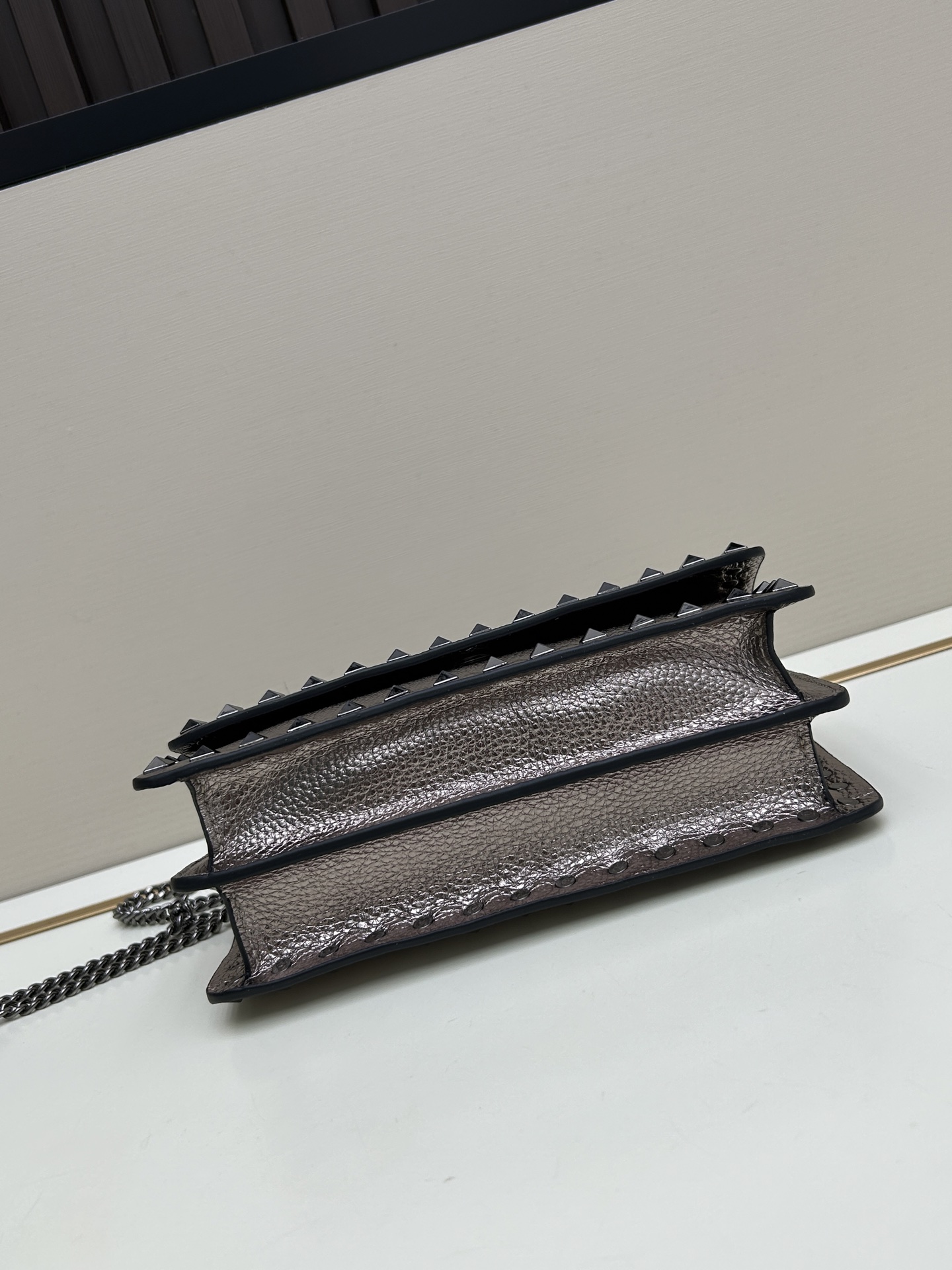 新品Valent**o Garavani VRING搭链手提设计：荔纹小牛皮精制而成，醒目经典铆钉，可手