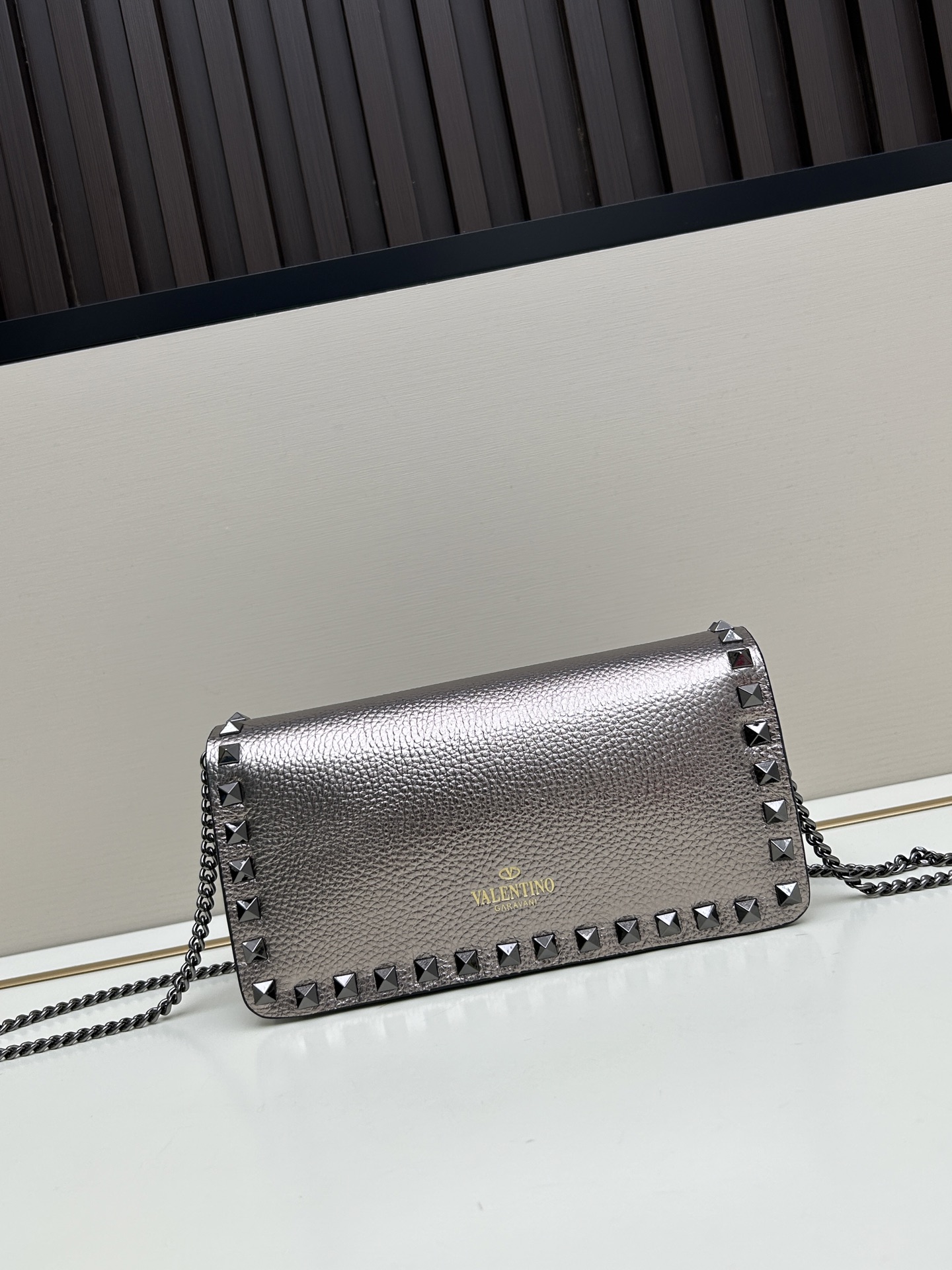 新品Valent**o Garavani VRING搭链手提设计：荔纹小牛皮精制而成，醒目经典铆钉，可手