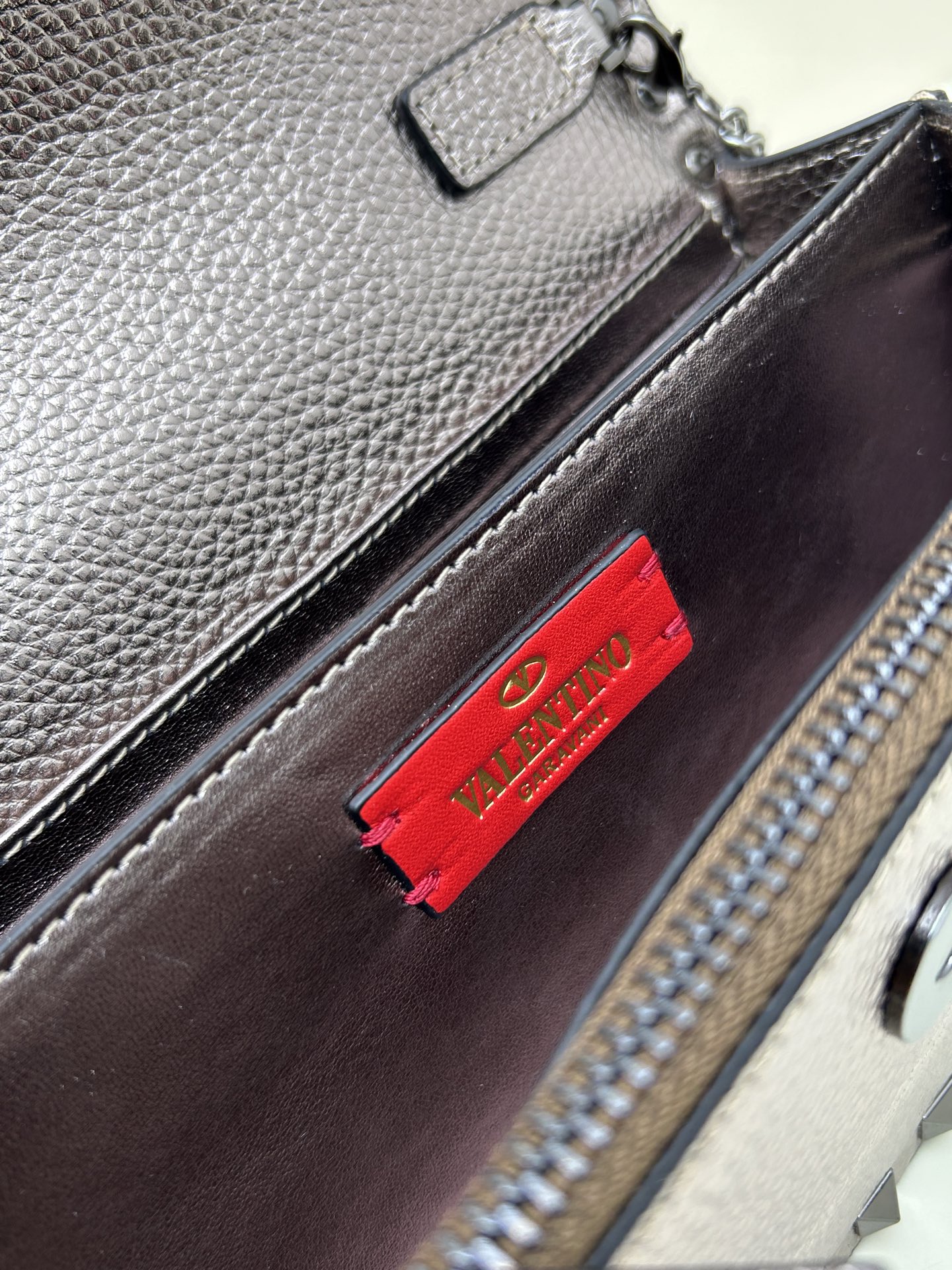 新品Valent**o Garavani VRING搭链手提设计：荔纹小牛皮精制而成，醒目经典铆钉，可手