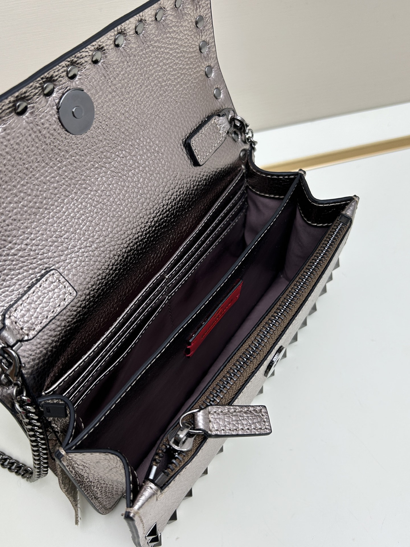 新品Valent**o Garavani VRING搭链手提设计：荔纹小牛皮精制而成，醒目经典铆钉，可手