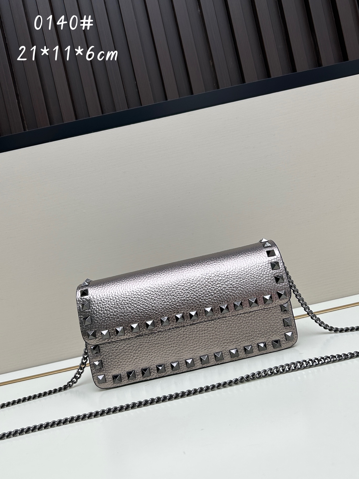 新品Valent**o Garavani VRING搭链手提设计：荔纹小牛皮精制而成，醒目经典铆钉，可手