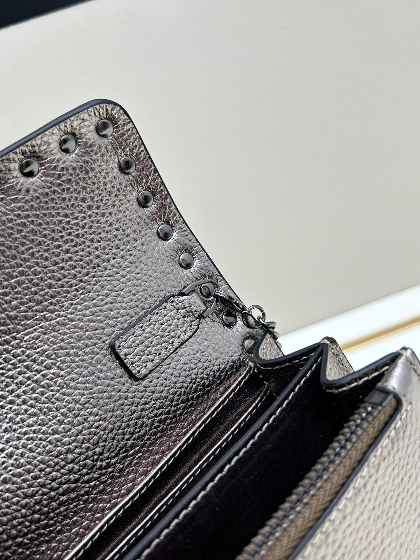 新品Valent**o Garavani VRING搭链手提设计：荔纹小牛皮精制而成，醒目经典铆钉，可手