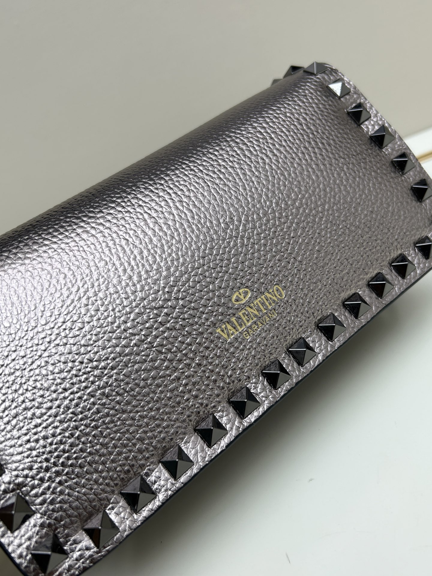 新品Valent**o Garavani VRING搭链手提设计：荔纹小牛皮精制而成，醒目经典铆钉，可手