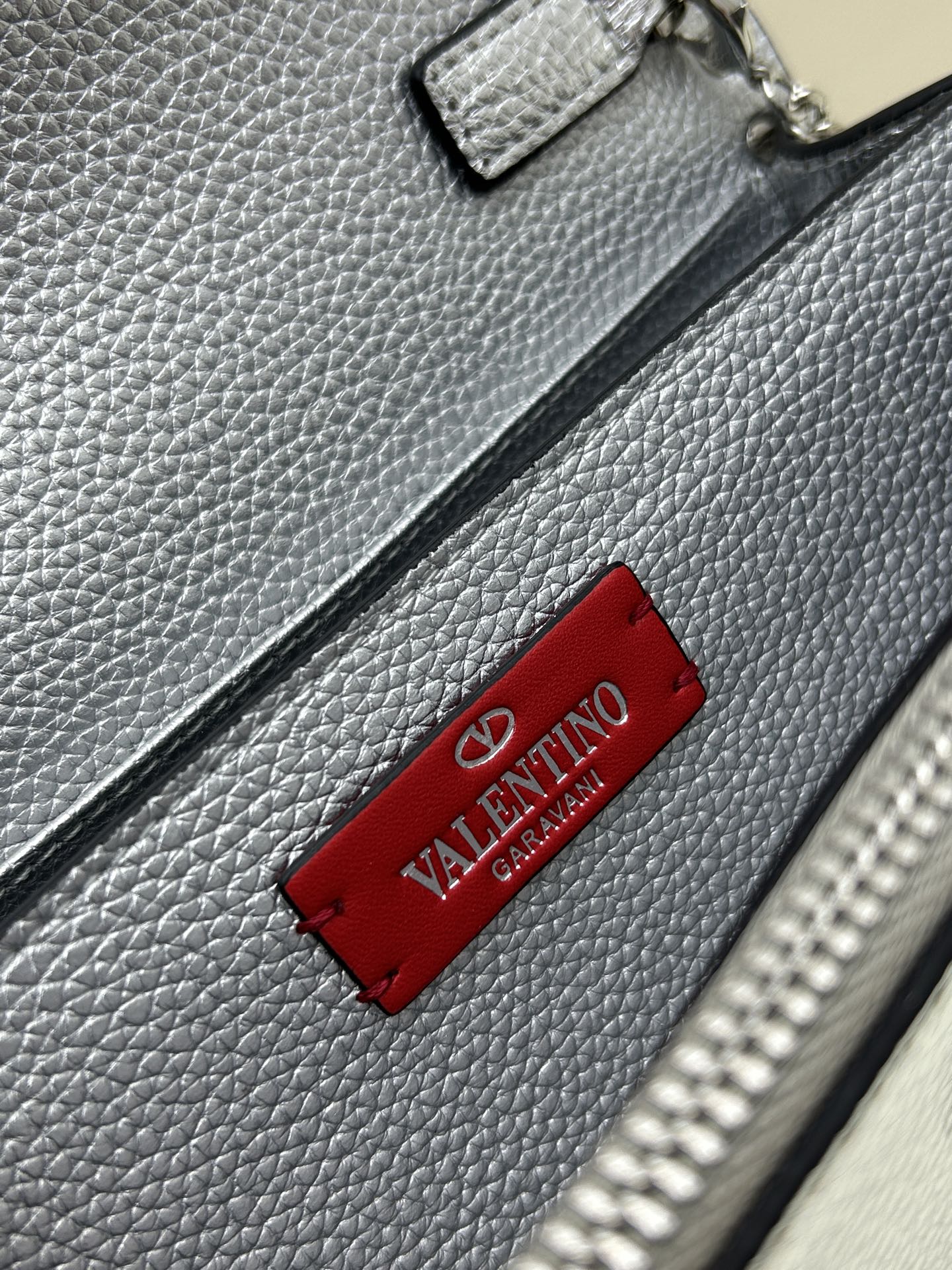 新品Valent**o Garavani VRING搭链手提设计：荔纹小牛皮精制而成，醒目经典铆钉，可手