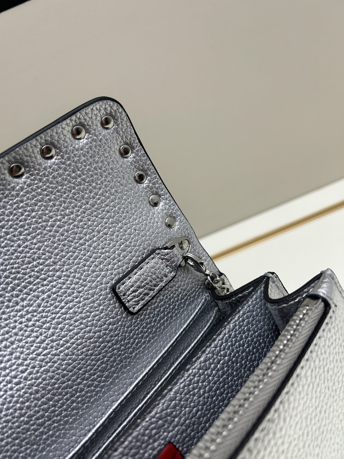 新品Valent**o Garavani VRING搭链手提设计：荔纹小牛皮精制而成，醒目经典铆钉，可手