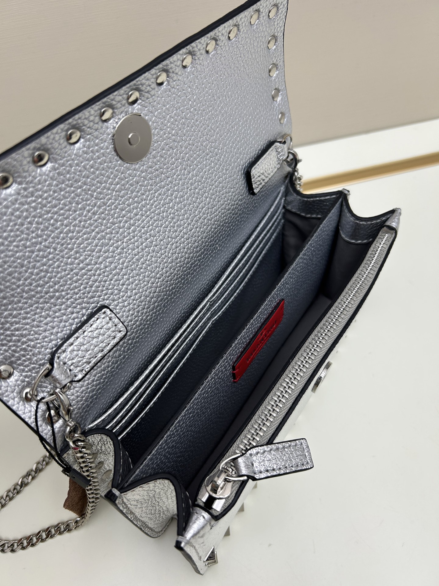 新品Valent**o Garavani VRING搭链手提设计：荔纹小牛皮精制而成，醒目经典铆钉，可手