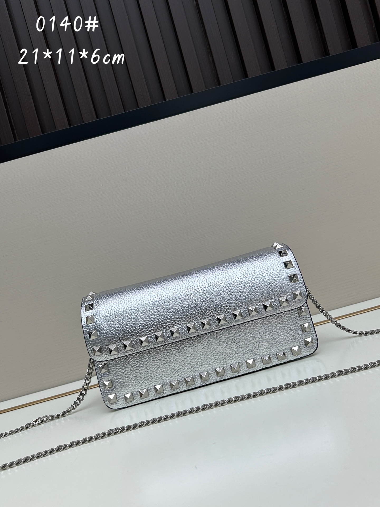 新品Valent**o Garavani VRING搭链手提设计：荔纹小牛皮精制而成，醒目经典铆钉，可手