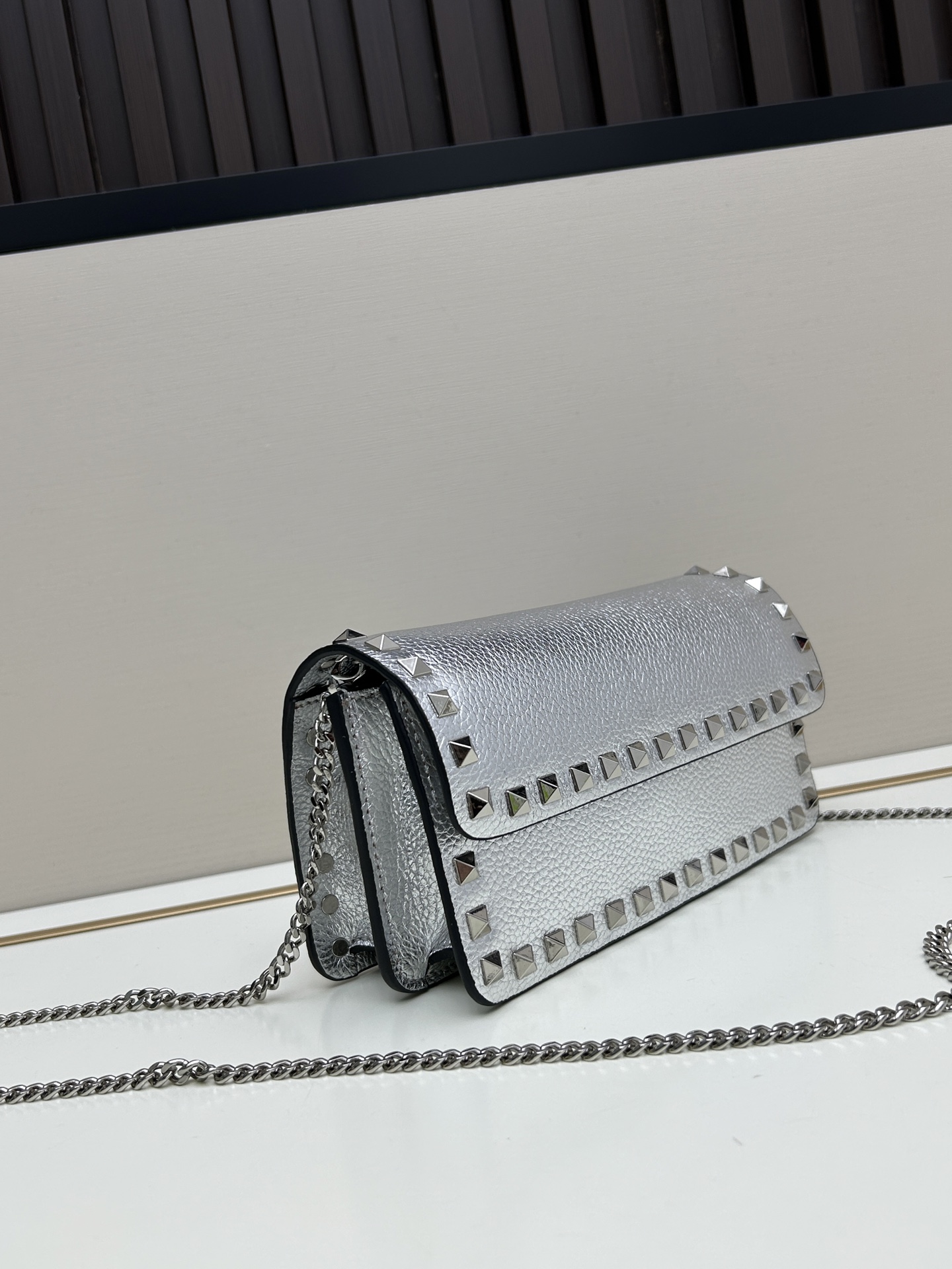 新品Valent**o Garavani VRING搭链手提设计：荔纹小牛皮精制而成，醒目经典铆钉，可手