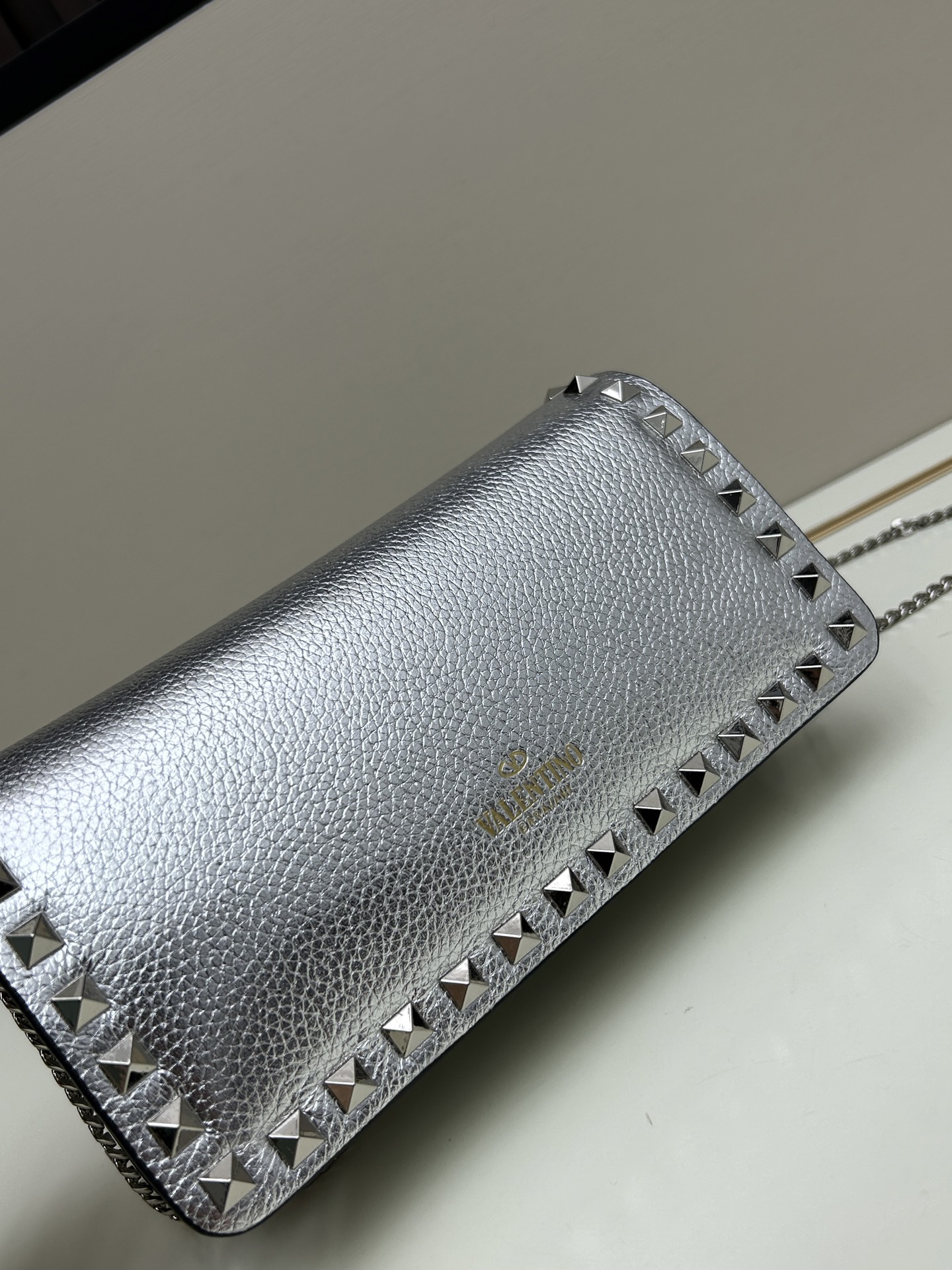 新品Valent**o Garavani VRING搭链手提设计：荔纹小牛皮精制而成，醒目经典铆钉，可手