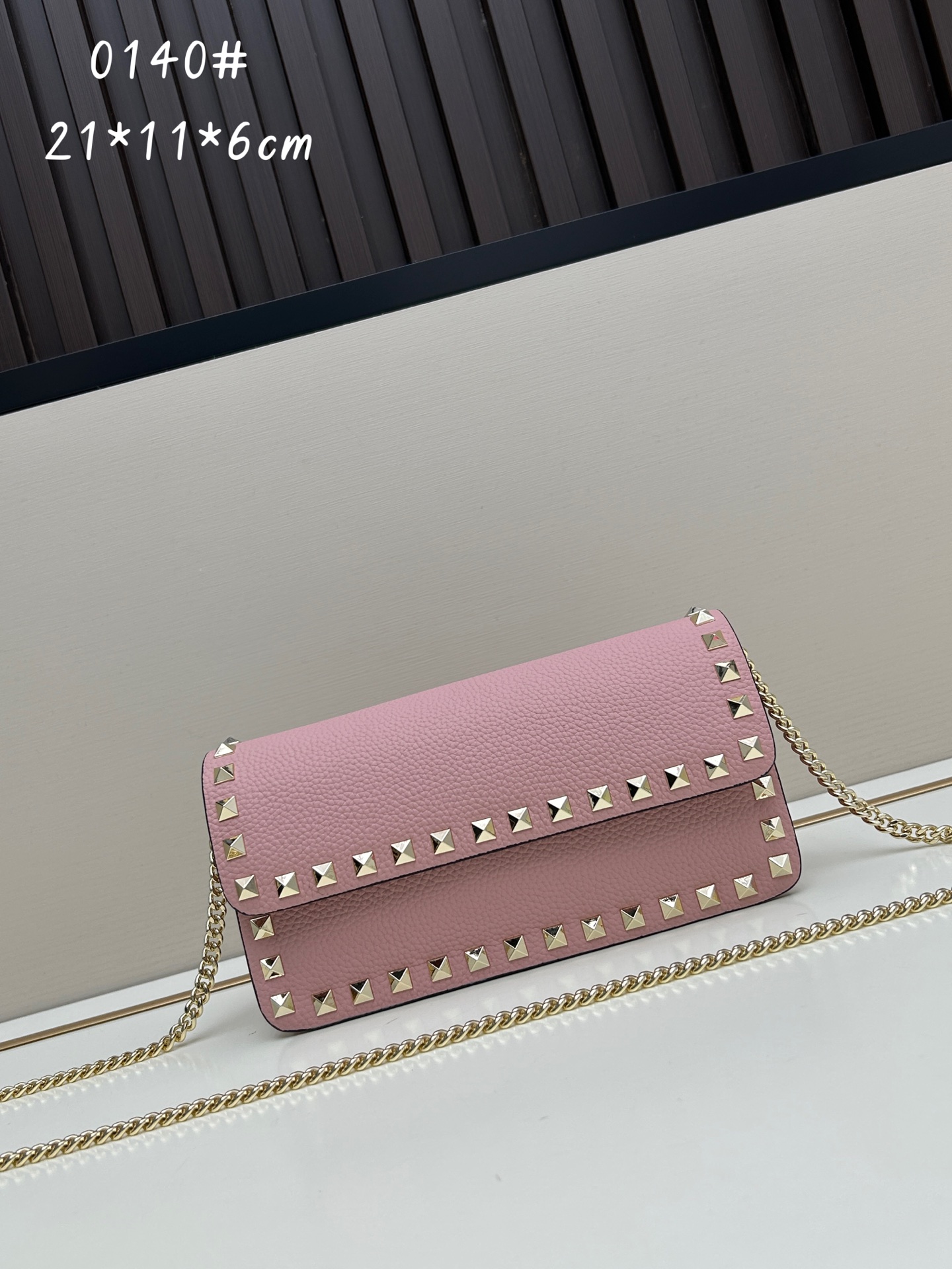 新品Valent**o Garavani VRING搭链手提设计：荔纹小牛皮精制而成，醒目经典铆钉，可手