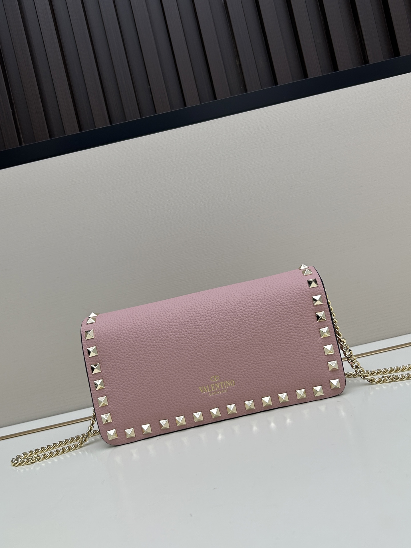 新品Valent**o Garavani VRING搭链手提设计：荔纹小牛皮精制而成，醒目经典铆钉，可手