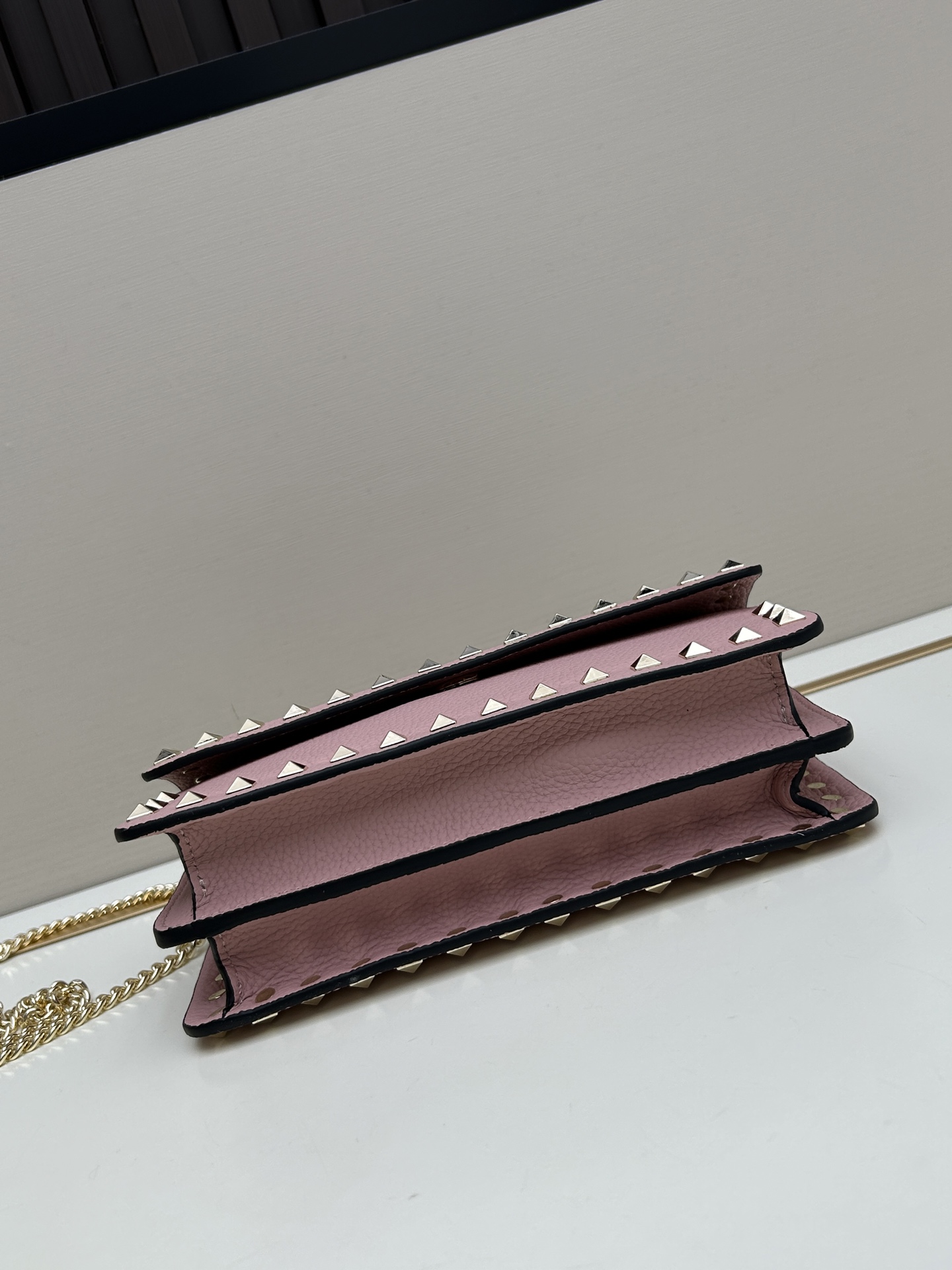 新品Valent**o Garavani VRING搭链手提设计：荔纹小牛皮精制而成，醒目经典铆钉，可手