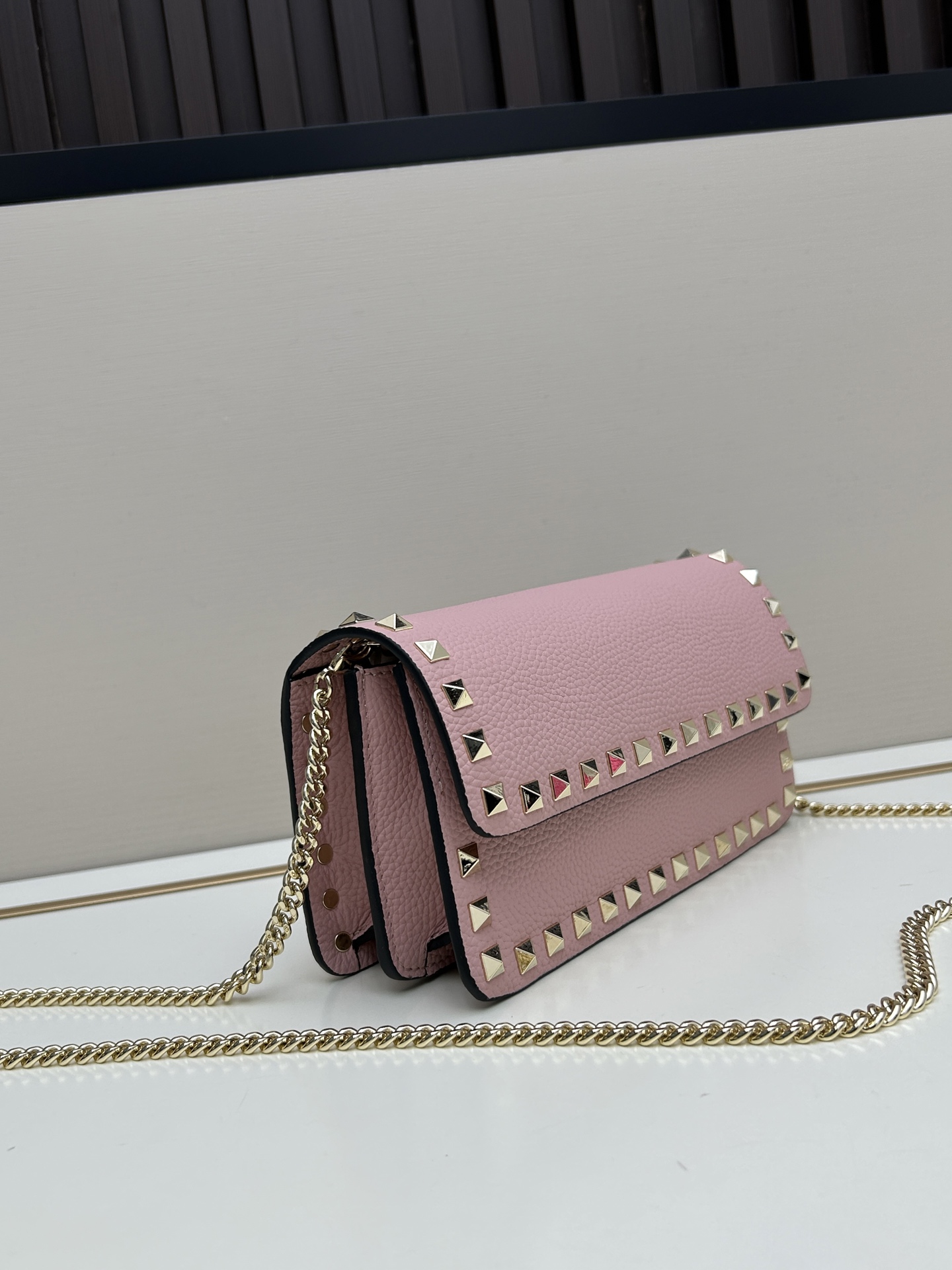 新品Valent**o Garavani VRING搭链手提设计：荔纹小牛皮精制而成，醒目经典铆钉，可手