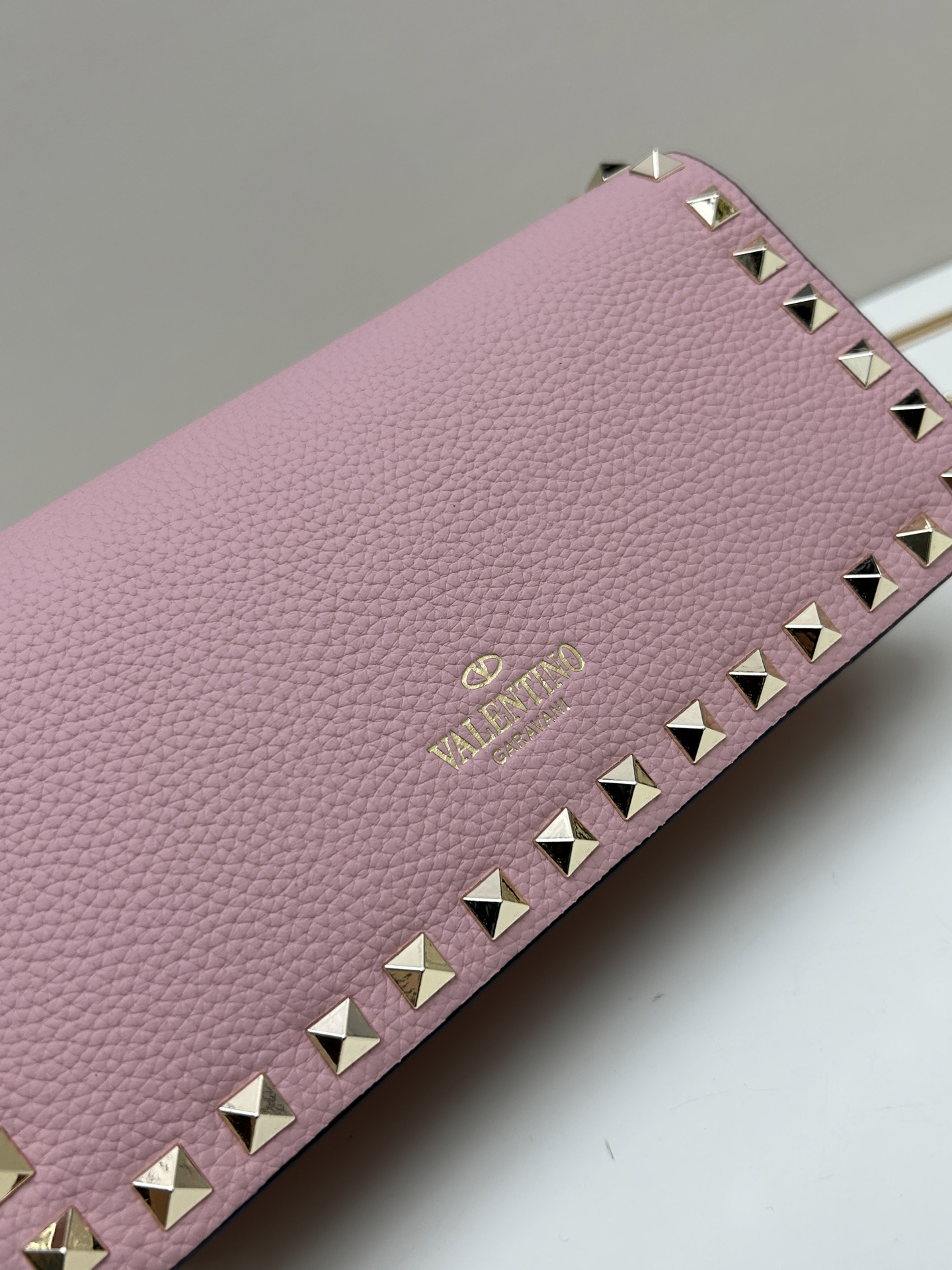 新品Valent**o Garavani VRING搭链手提设计：荔纹小牛皮精制而成，醒目经典铆钉，可手