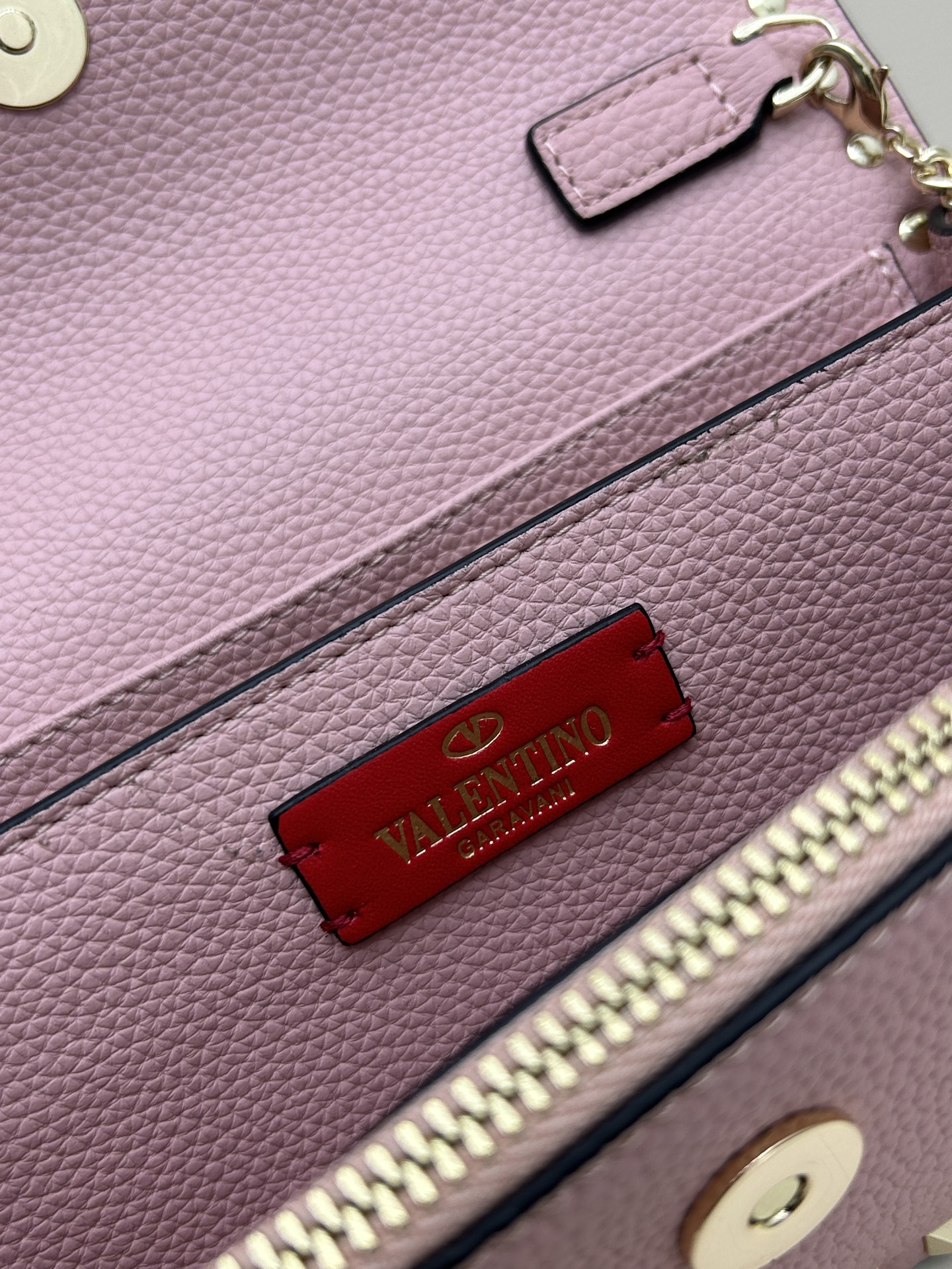 新品Valent**o Garavani VRING搭链手提设计：荔纹小牛皮精制而成，醒目经典铆钉，可手