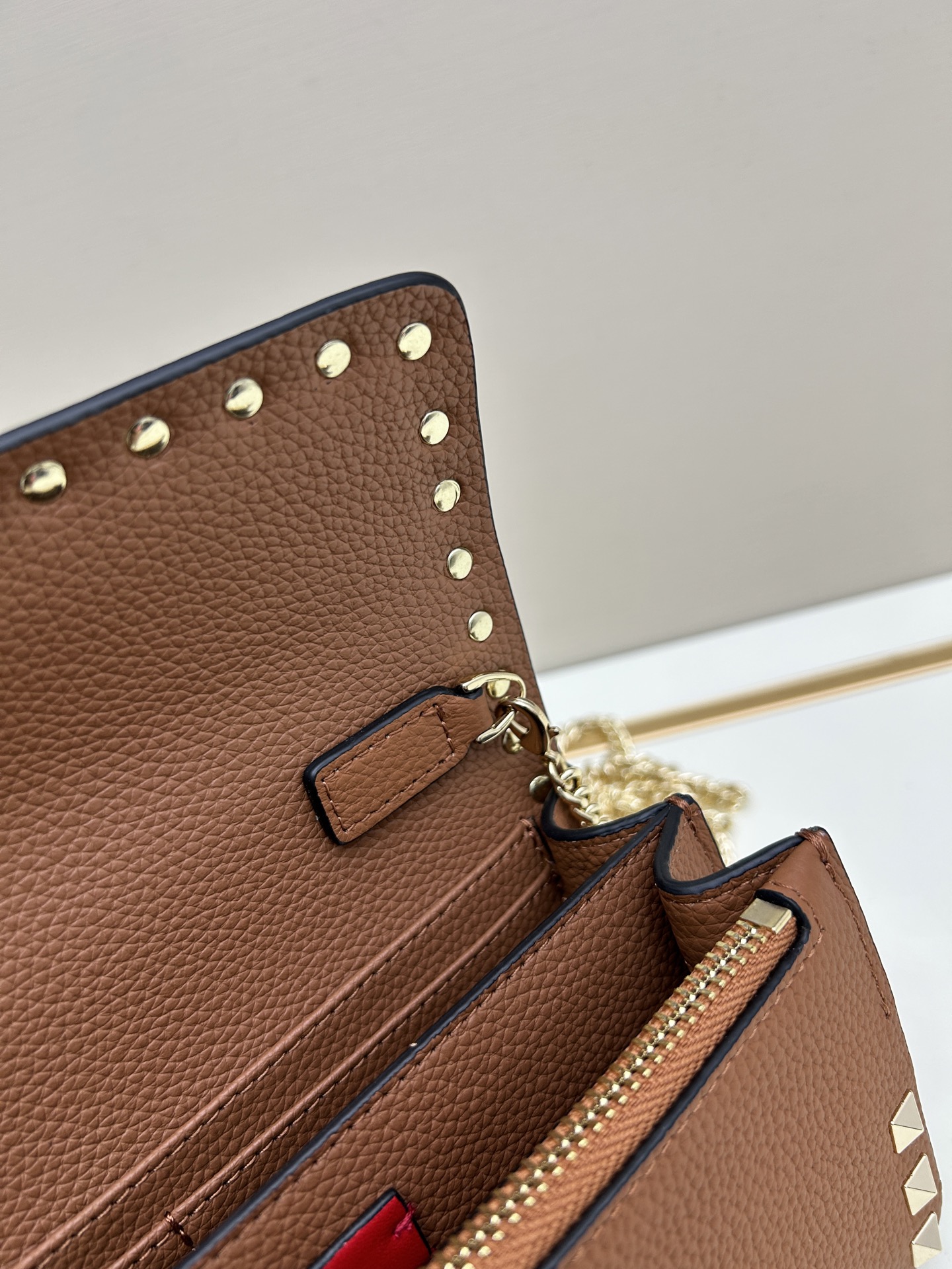 新品Valent**o Garavani VRING搭链手提设计：荔纹小牛皮精制而成，醒目经典铆钉，可手