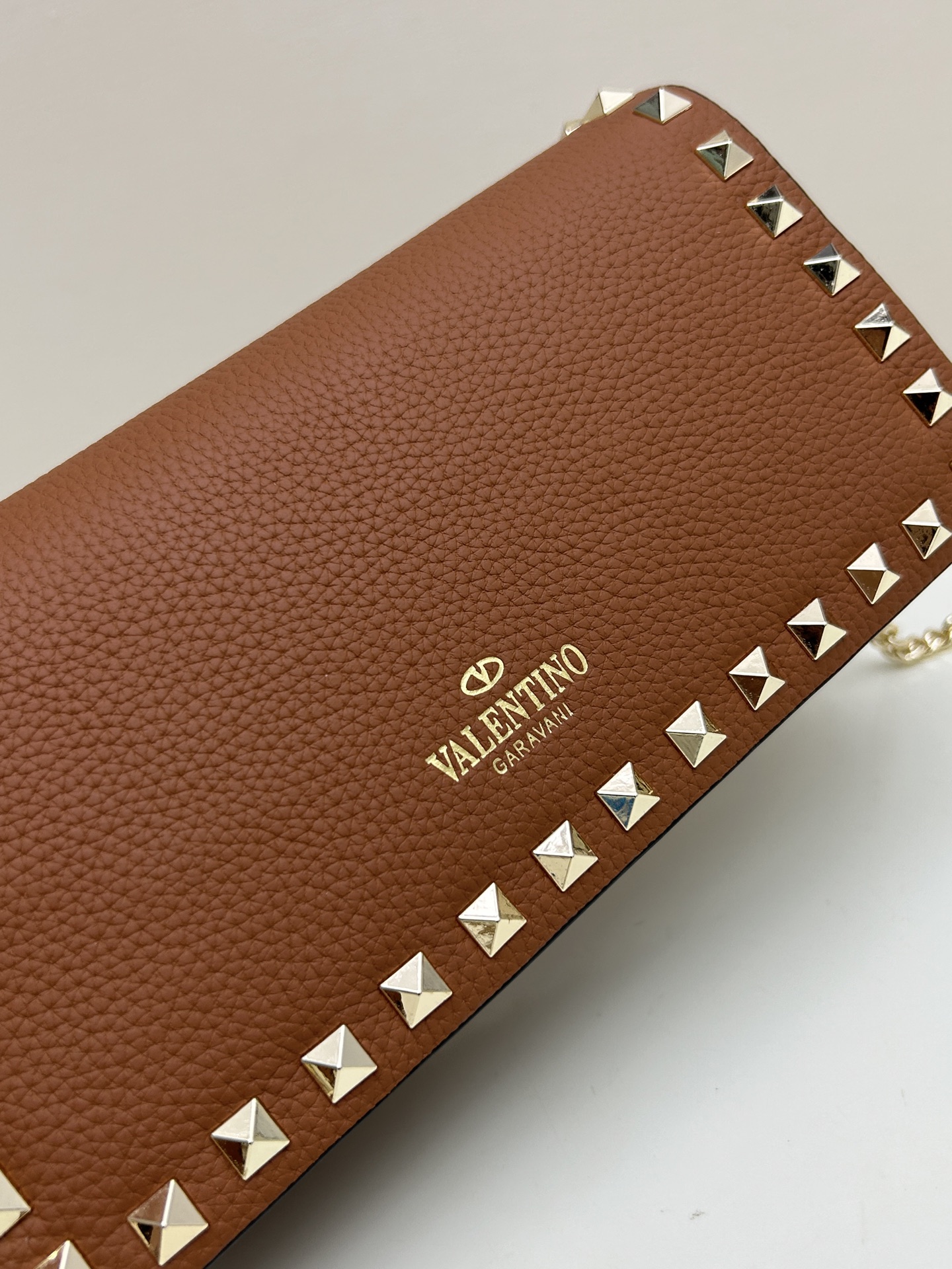 新品Valent**o Garavani VRING搭链手提设计：荔纹小牛皮精制而成，醒目经典铆钉，可手