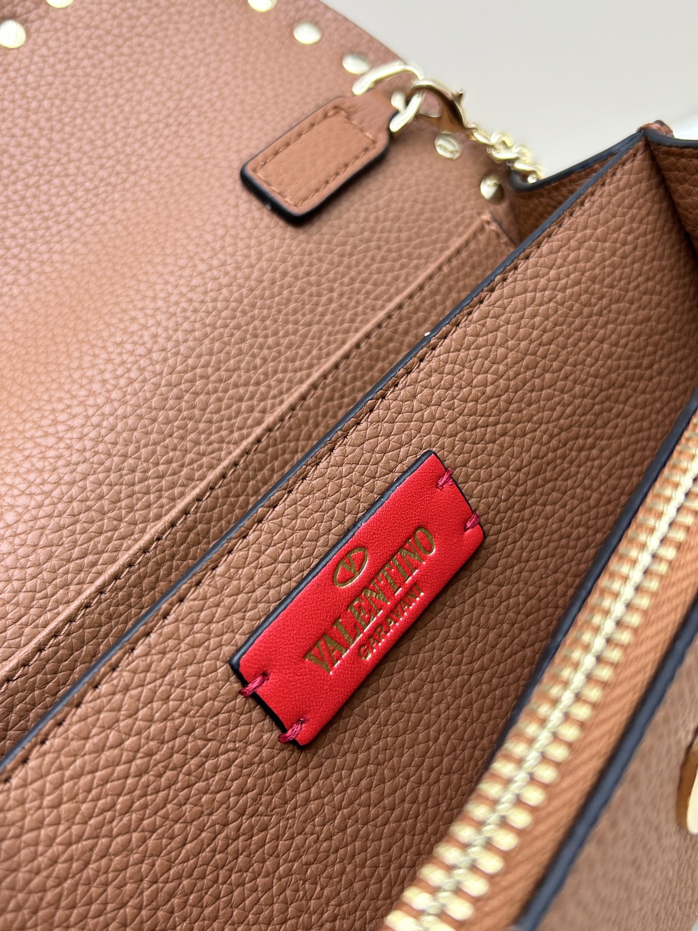 新品Valent**o Garavani VRING搭链手提设计：荔纹小牛皮精制而成，醒目经典铆钉，可手