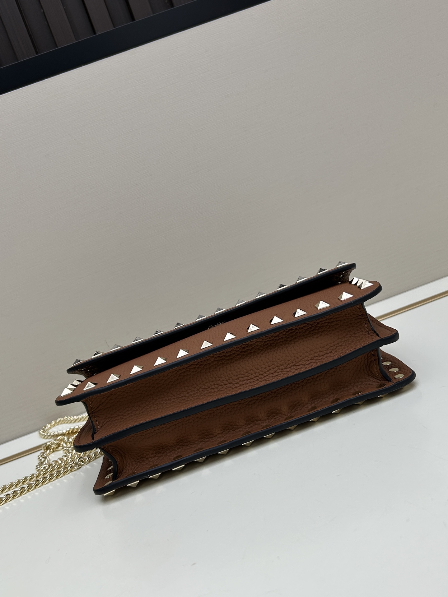 新品Valent**o Garavani VRING搭链手提设计：荔纹小牛皮精制而成，醒目经典铆钉，可手