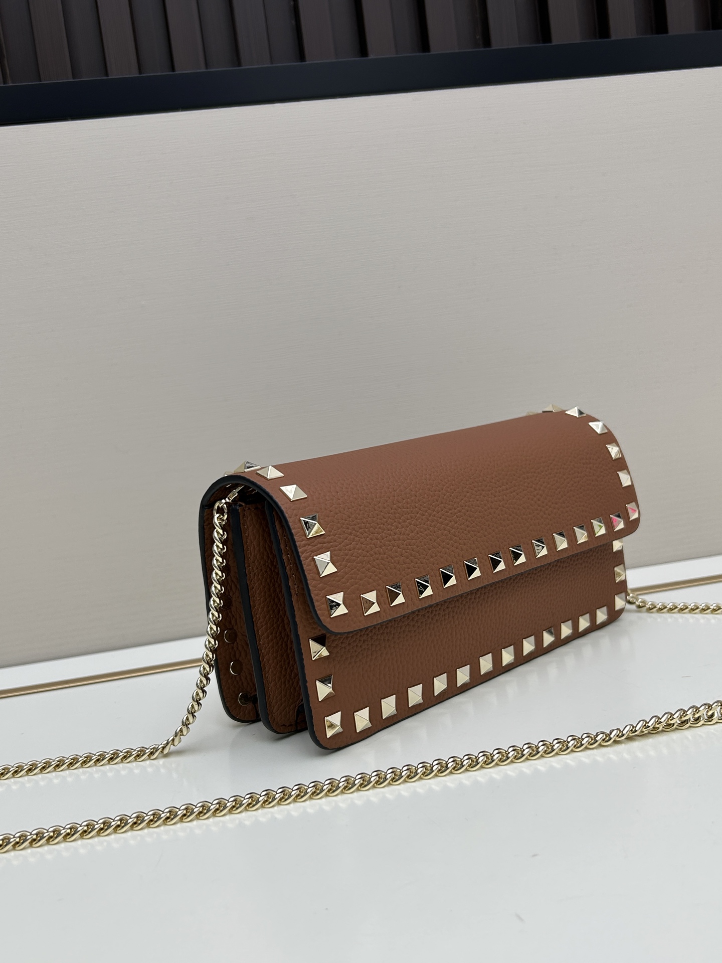 新品Valent**o Garavani VRING搭链手提设计：荔纹小牛皮精制而成，醒目经典铆钉，可手