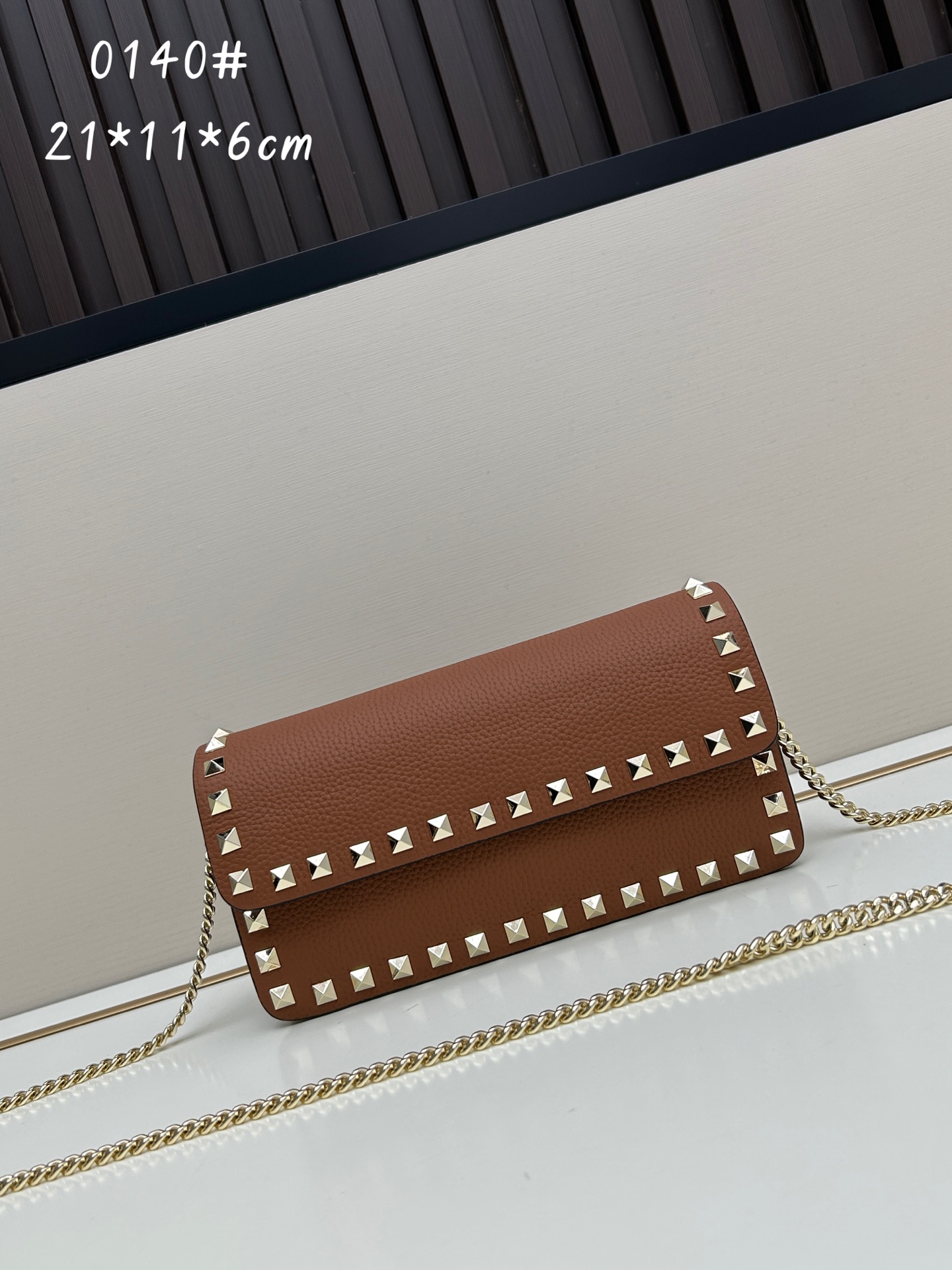 新品Valent**o Garavani VRING搭链手提设计：荔纹小牛皮精制而成，醒目经典铆钉，可手