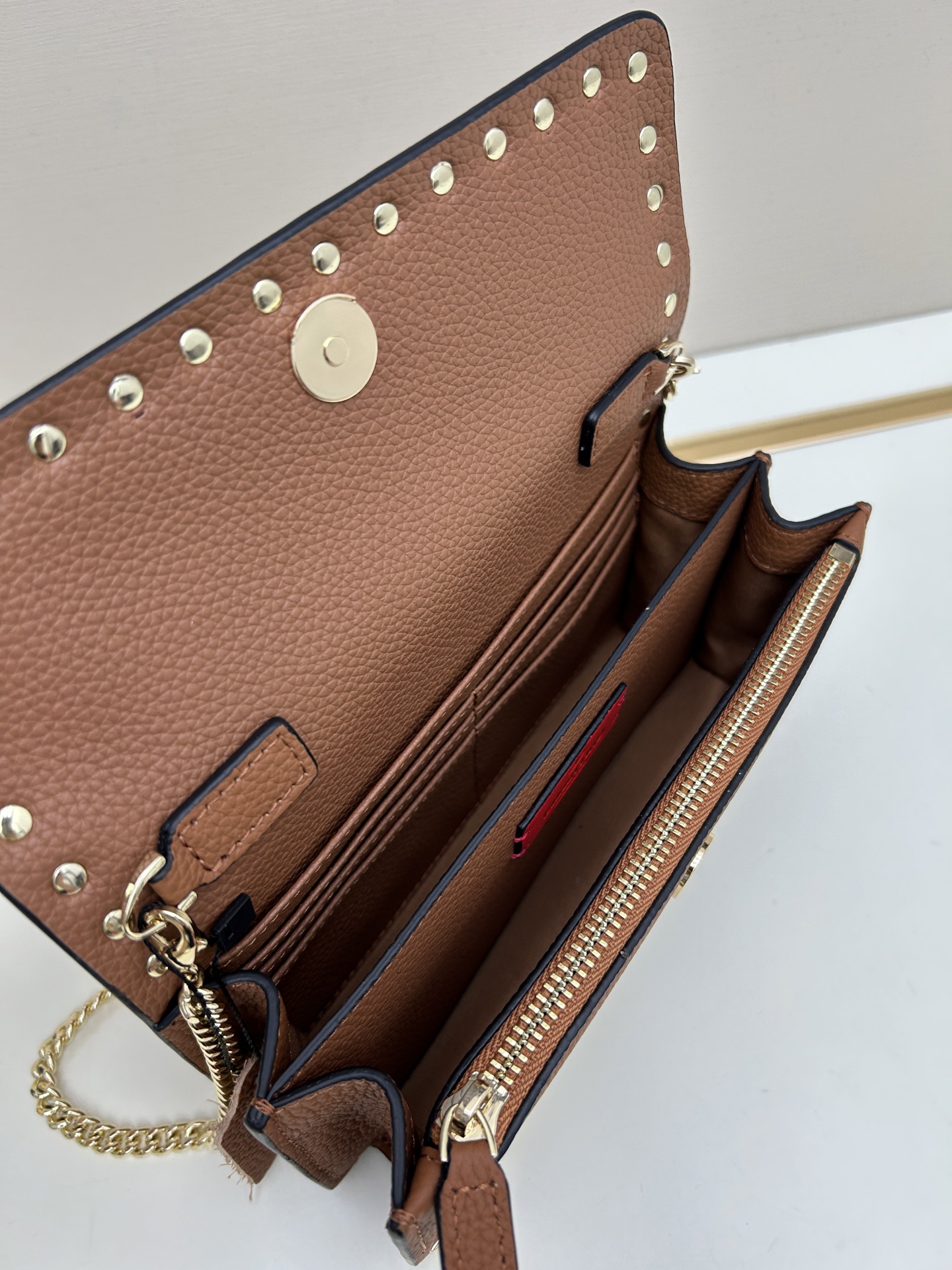 新品Valent**o Garavani VRING搭链手提设计：荔纹小牛皮精制而成，醒目经典铆钉，可手