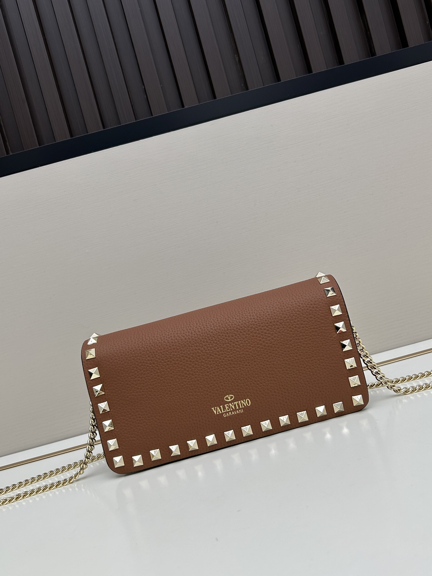 新品Valent**o Garavani VRING搭链手提设计：荔纹小牛皮精制而成，醒目经典铆钉，可手