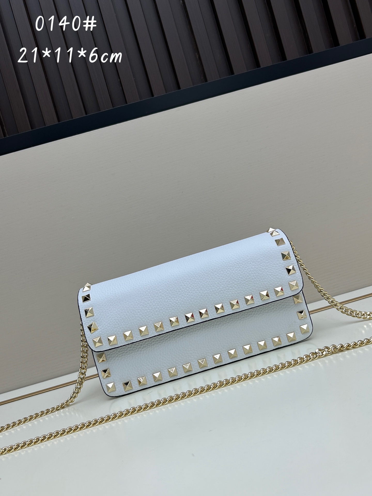 新品 Valent**o Garavani VRING搭链手提设计：荔纹小牛皮精制而成，醒目经典铆钉，可