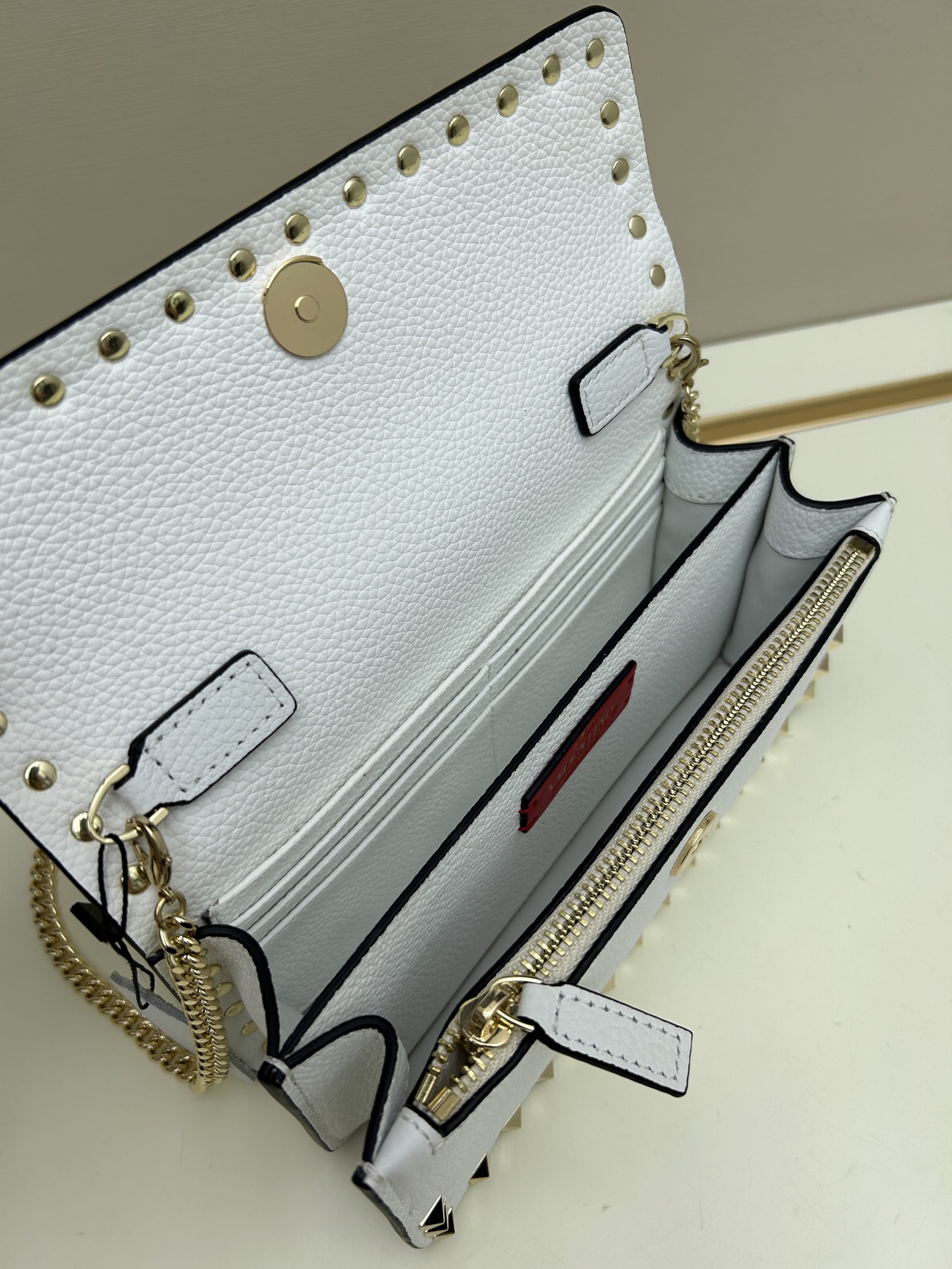 新品 Valent**o Garavani VRING搭链手提设计：荔纹小牛皮精制而成，醒目经典铆钉，可