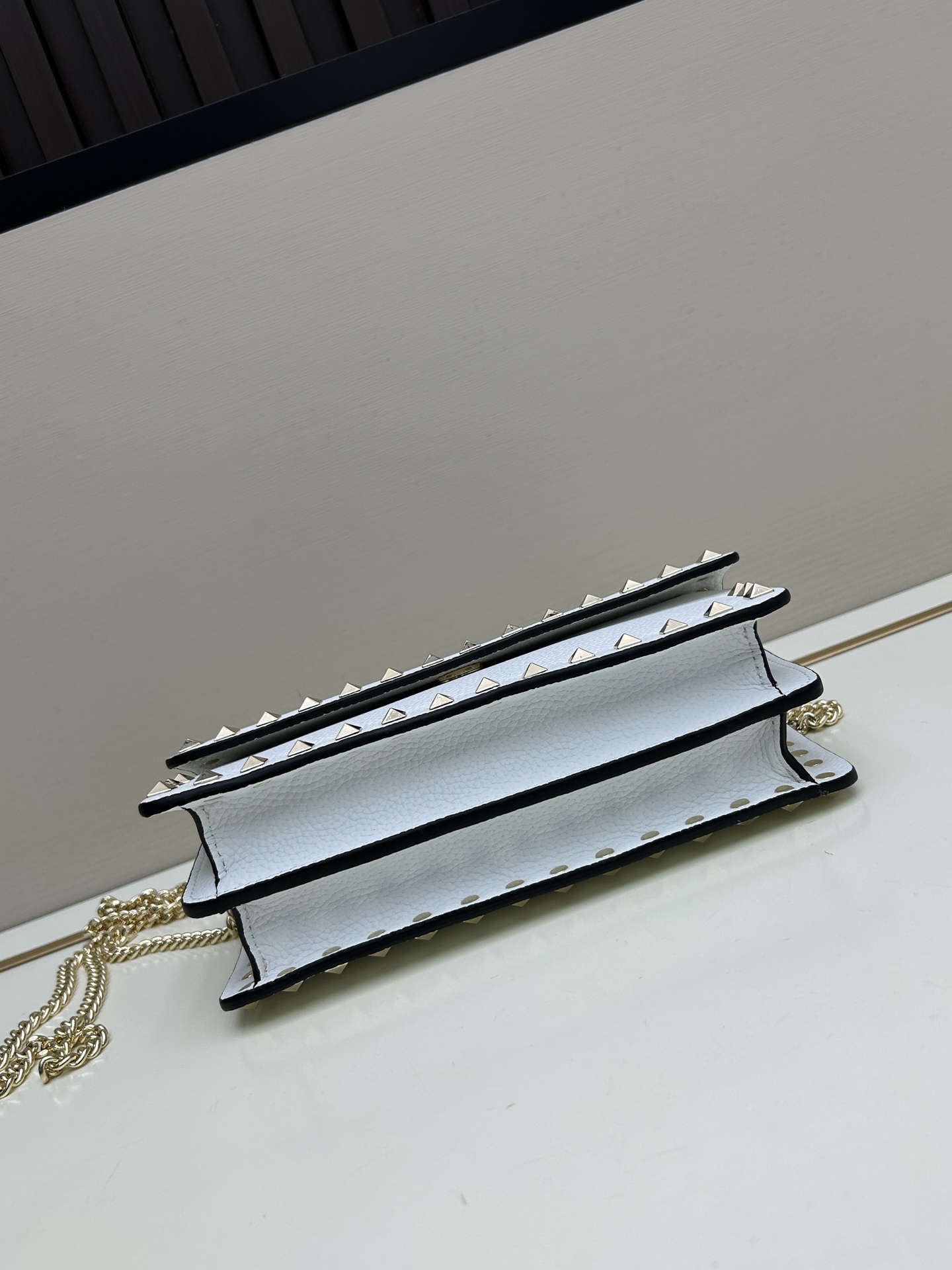 新品 Valent**o Garavani VRING搭链手提设计：荔纹小牛皮精制而成，醒目经典铆钉，可