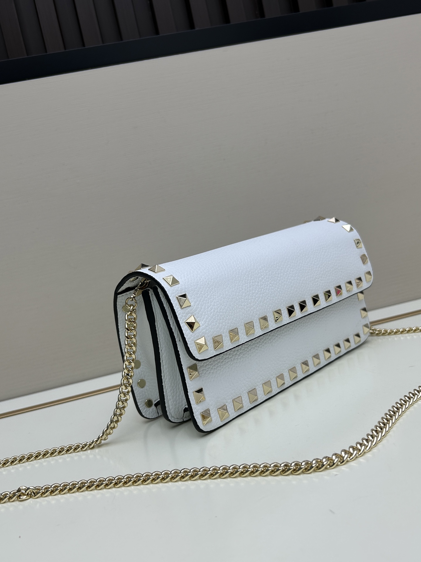 新品 Valent**o Garavani VRING搭链手提设计：荔纹小牛皮精制而成，醒目经典铆钉，可